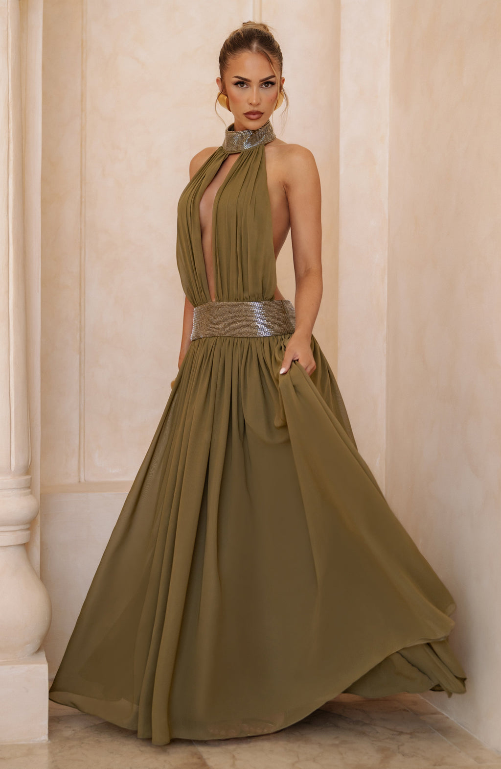 Mujer con el vestido Rosalina™ oliva para ir de invitada a una boda, foto 3