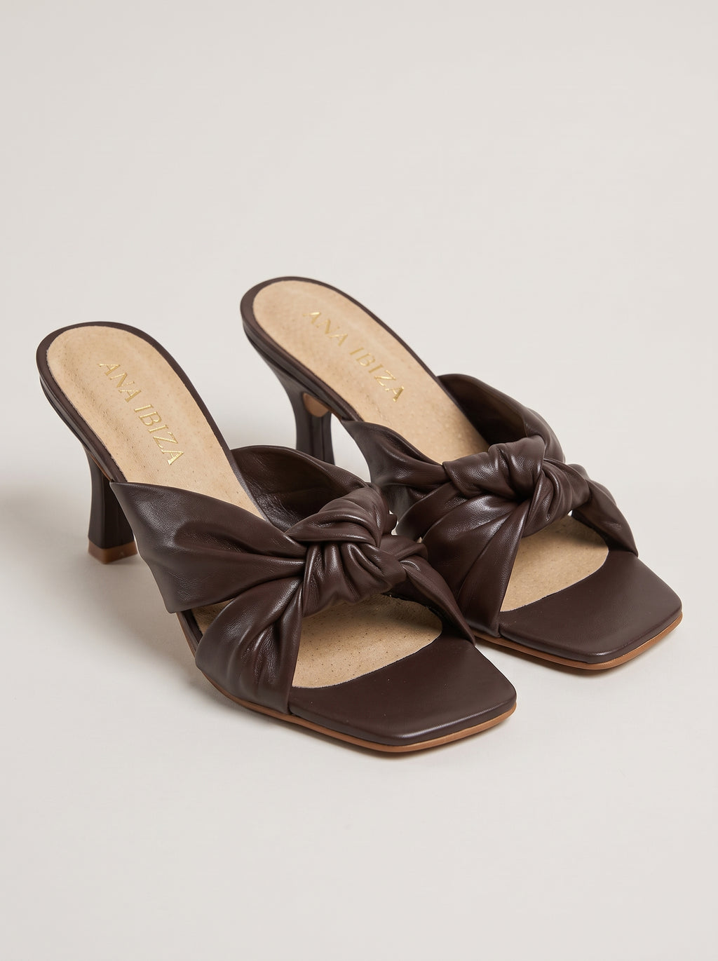 Carla™ - Sandalias Mule de Piel con Nudo Chocolate