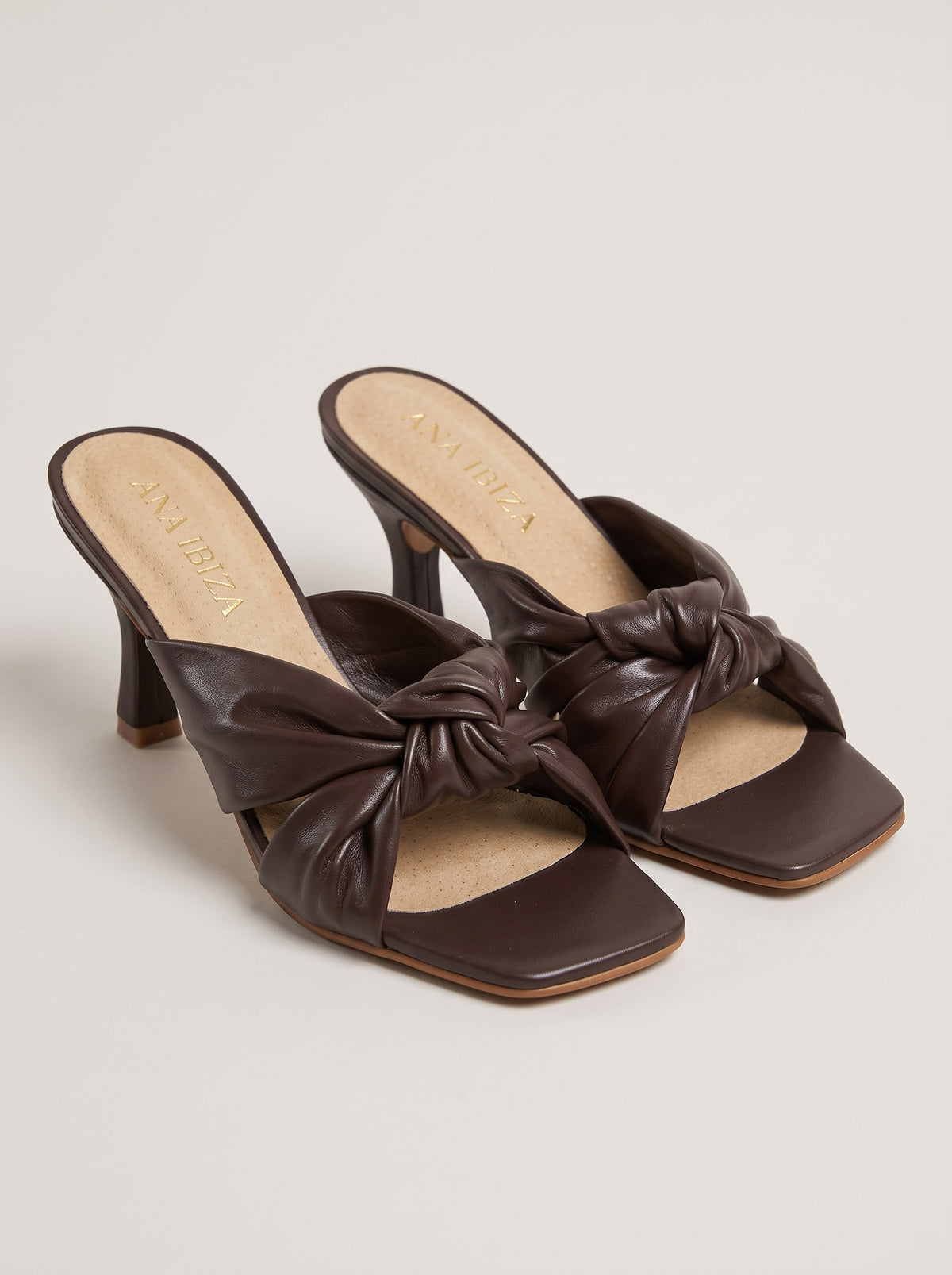 Carla™ - Sandalias Mule de Piel con Nudo Chocolate