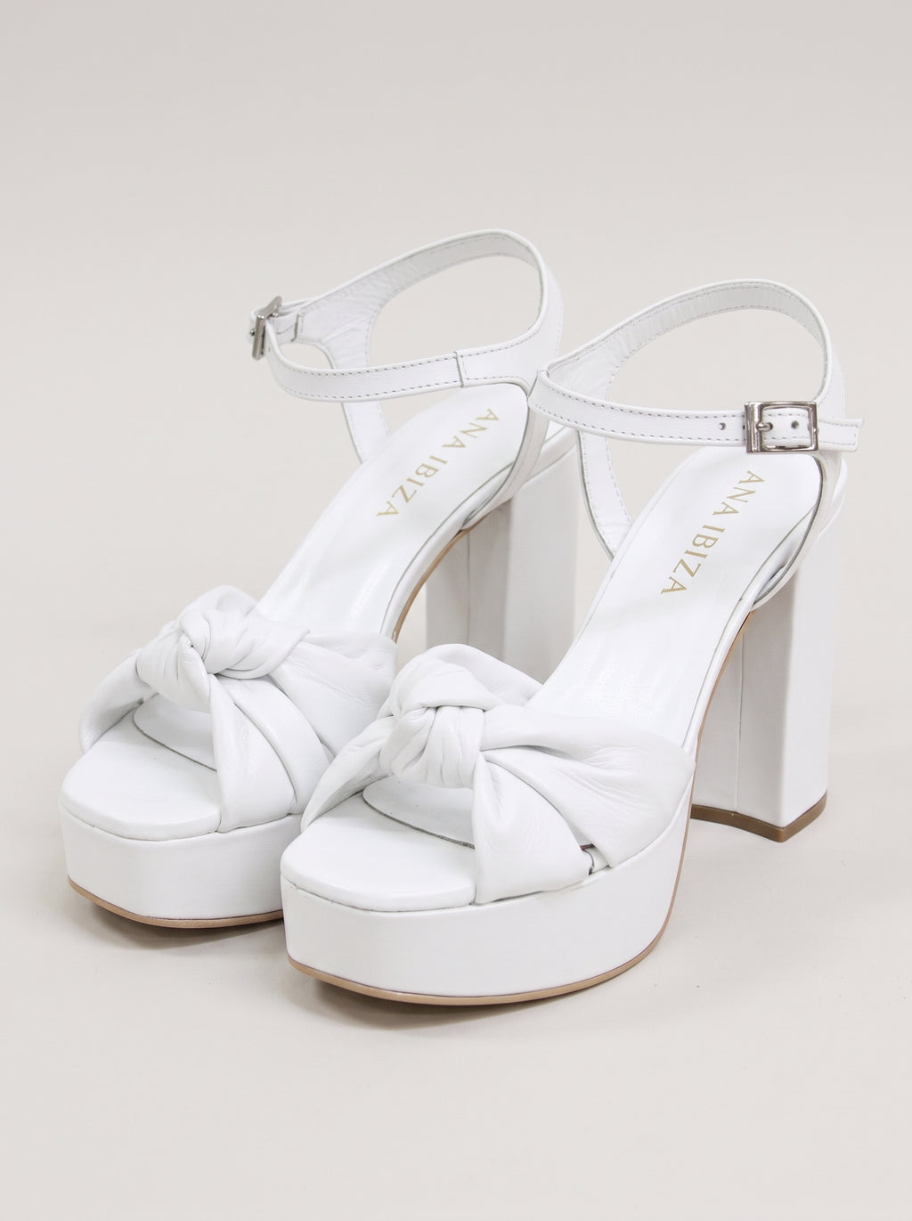 Triana™ - Sandalias de Plataforma con Pulsera Blancas