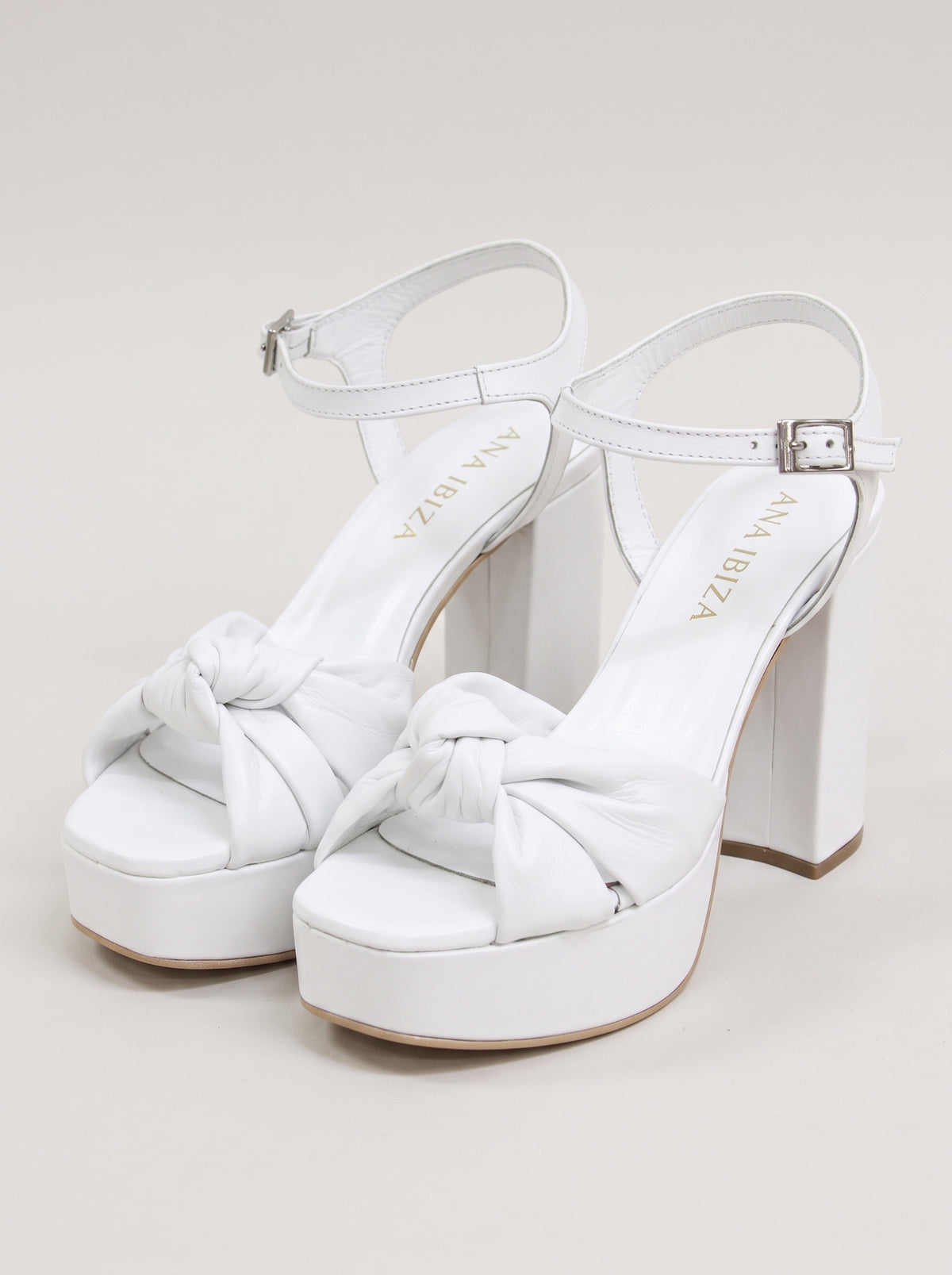 Triana™ - Sandalias de Plataforma con Pulsera Blancas