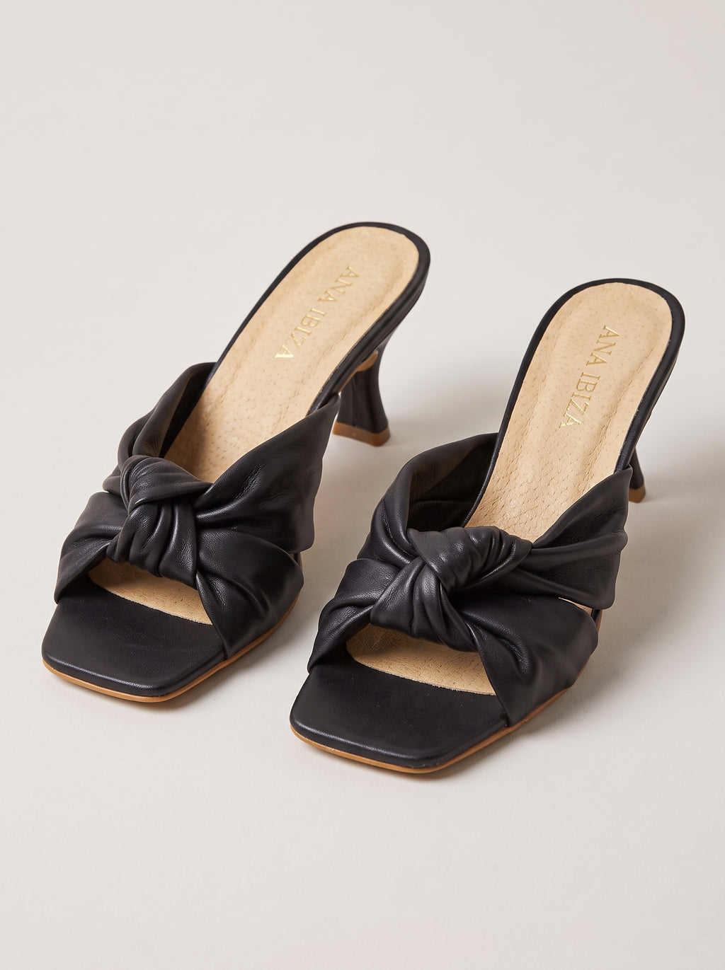 Carla™ - Sandalias Mule de Piel con Nudo Negras