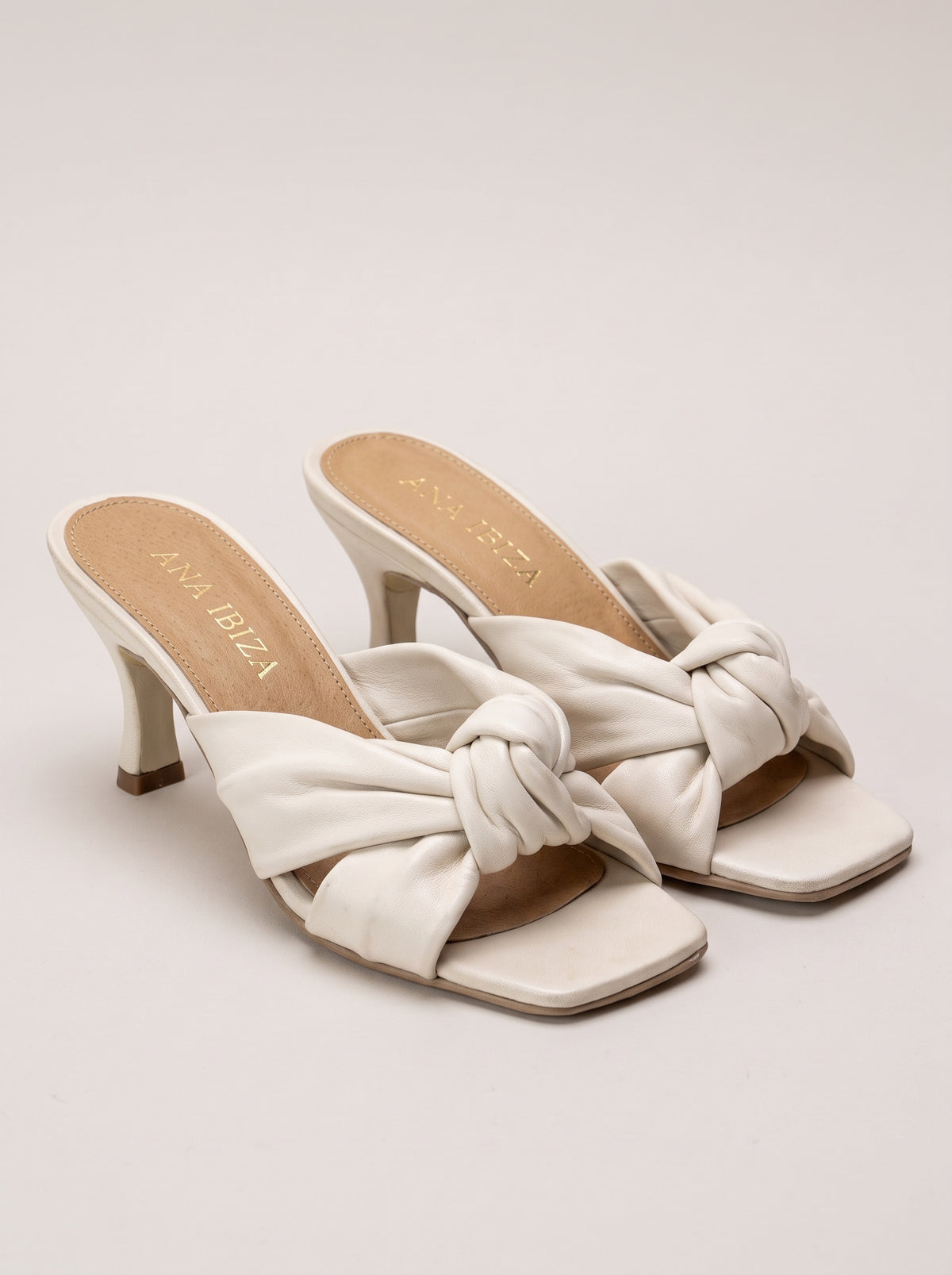 Carla™ - Sandalias Mule de Piel con Nudo Hueso