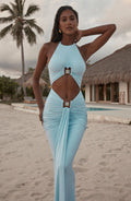 Aitana™ en celeste, vestido largo con herrajes, cuello halter