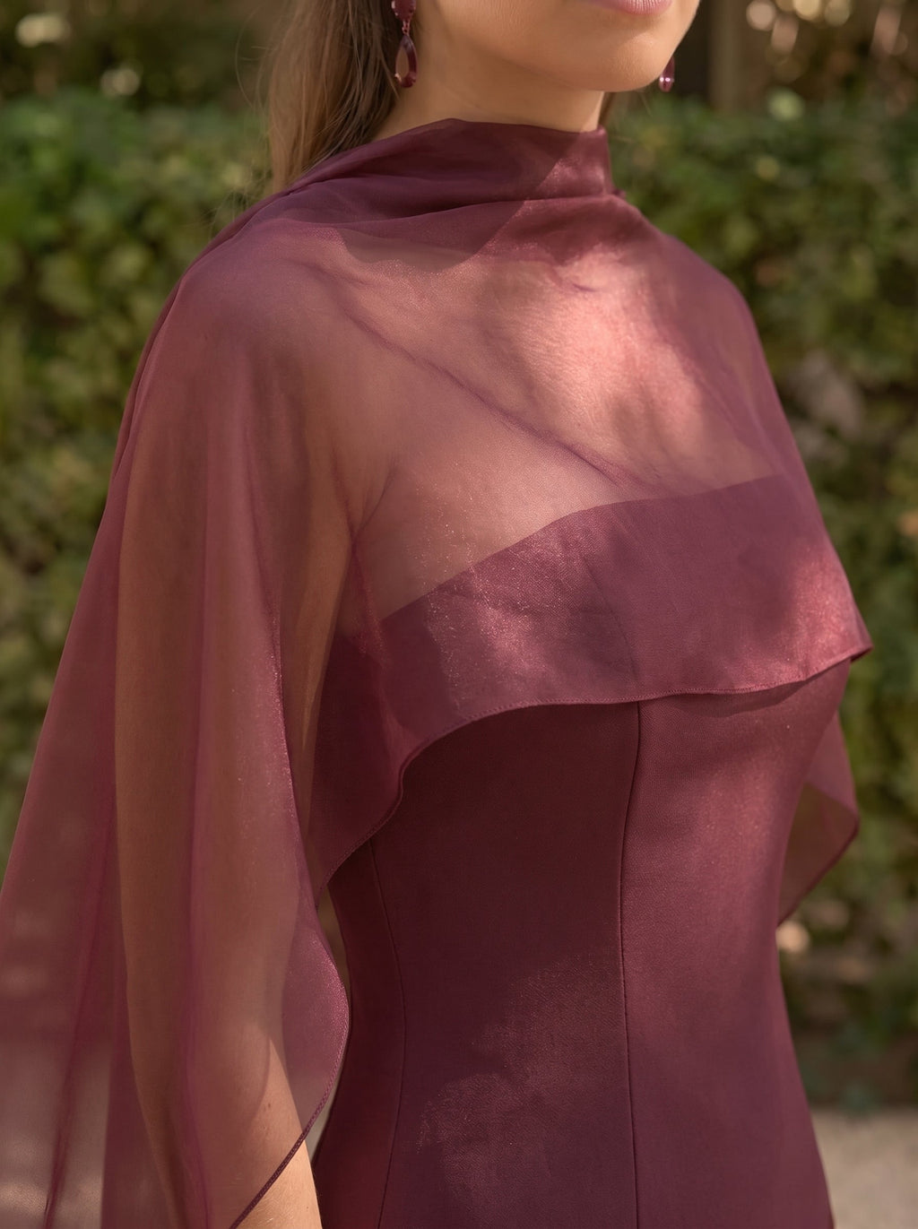Estola de organza burdeos para invitada - Nerea™ Ana Ibiza
