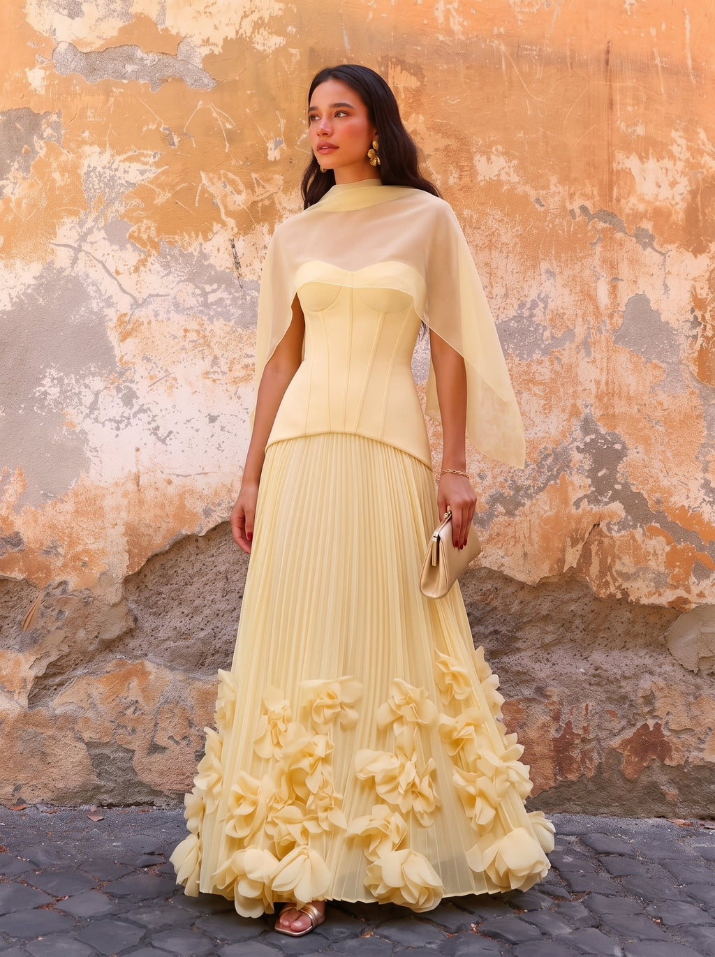 Mujer con el vestido Serena™ amarillo limón para ir de invitada a una boda, foto 3