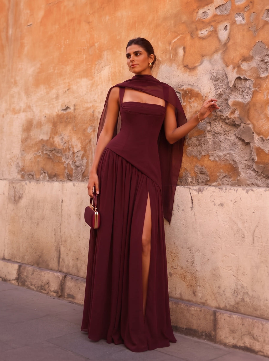 Mujer con el vestido Ainara™ cereza para ir de invitada a una boda, foto 3