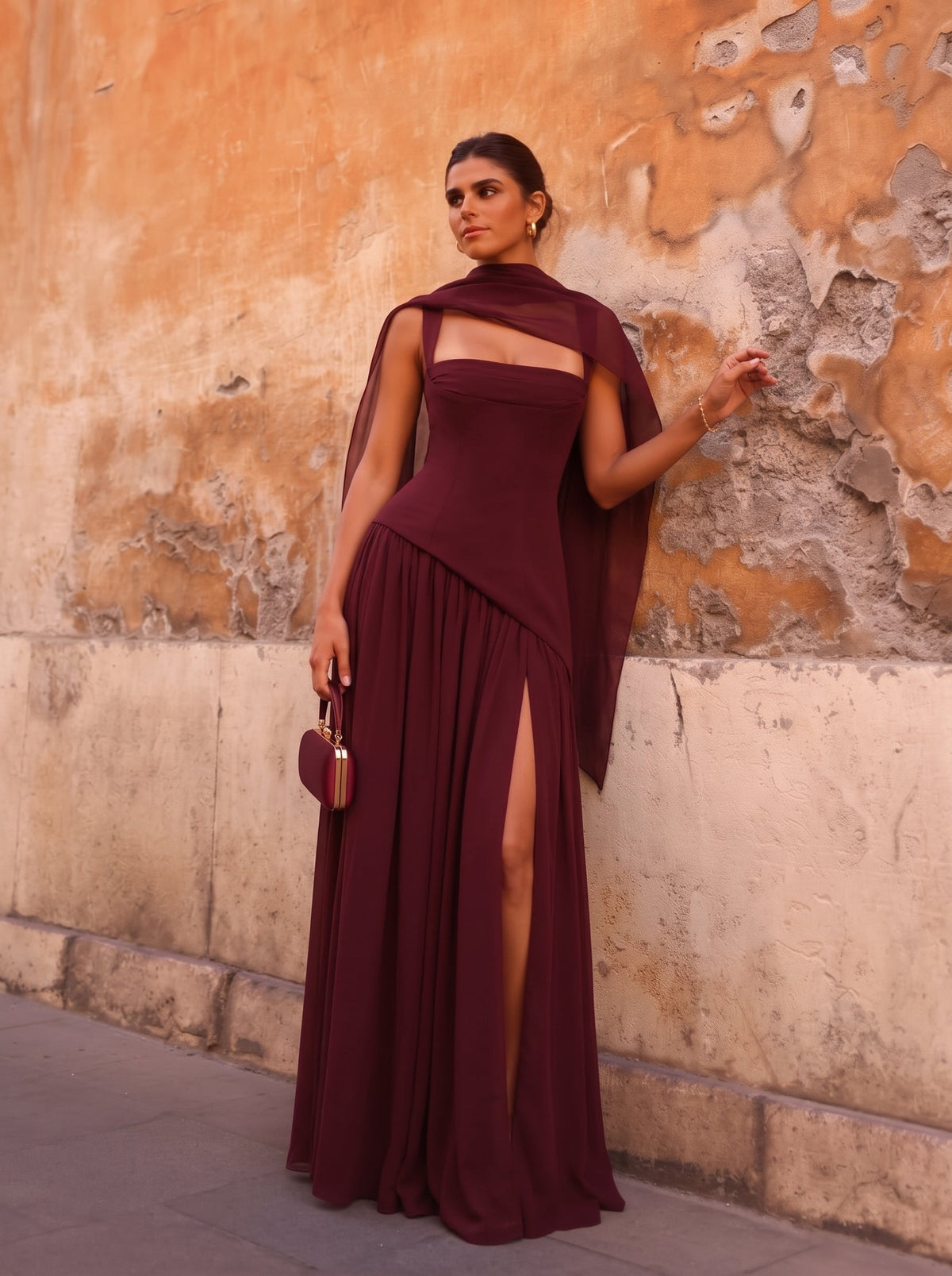 Mujer con el vestido Ainara™ cereza para ir de invitada a una boda, foto 3