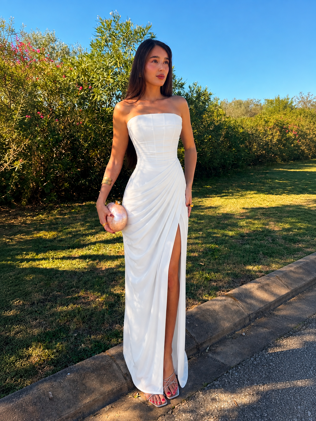 Mujer con el vestido Cyra™ marfil para una preboda, foto 3