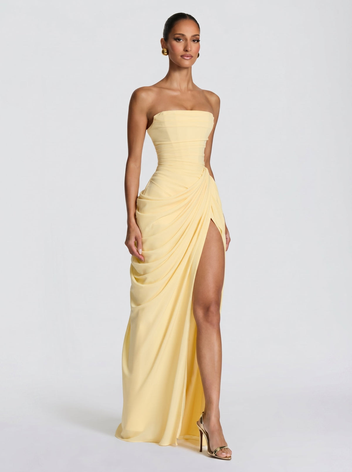 Mujer con el vestido Cyra™ amarillo para tu graduación, foto 3
