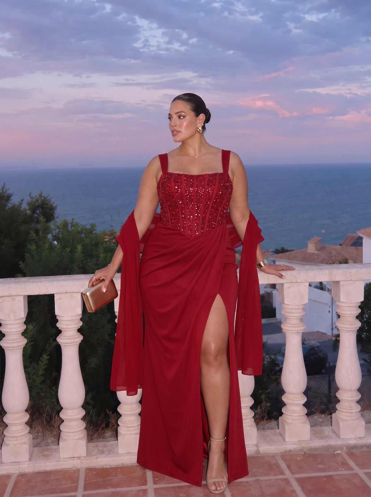 Mujer con el vestido Nai™ rojo para tu graduación, foto 3