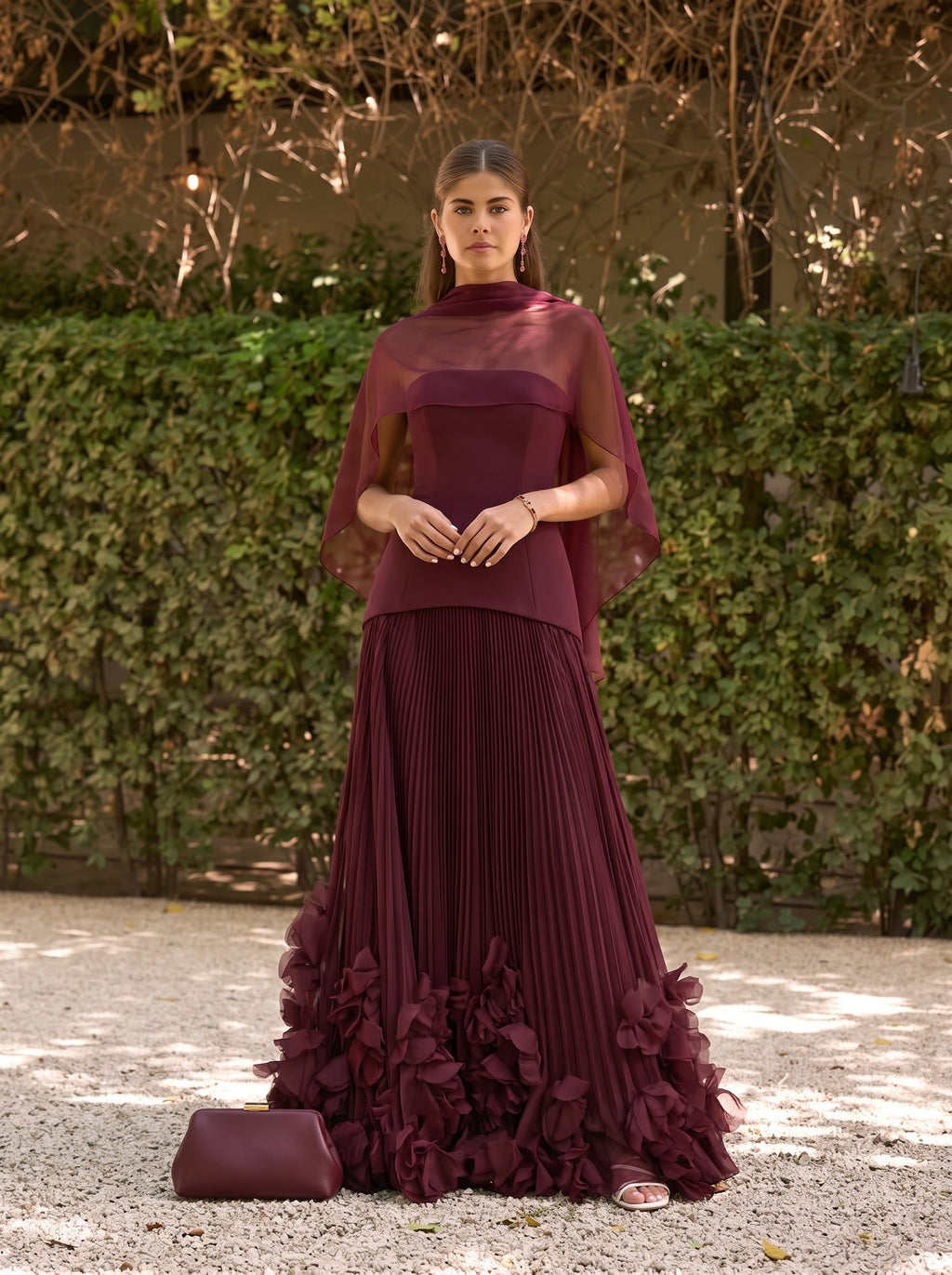 Mujer con el vestido Serena™ cereza para ir de invitada a una boda, foto 3