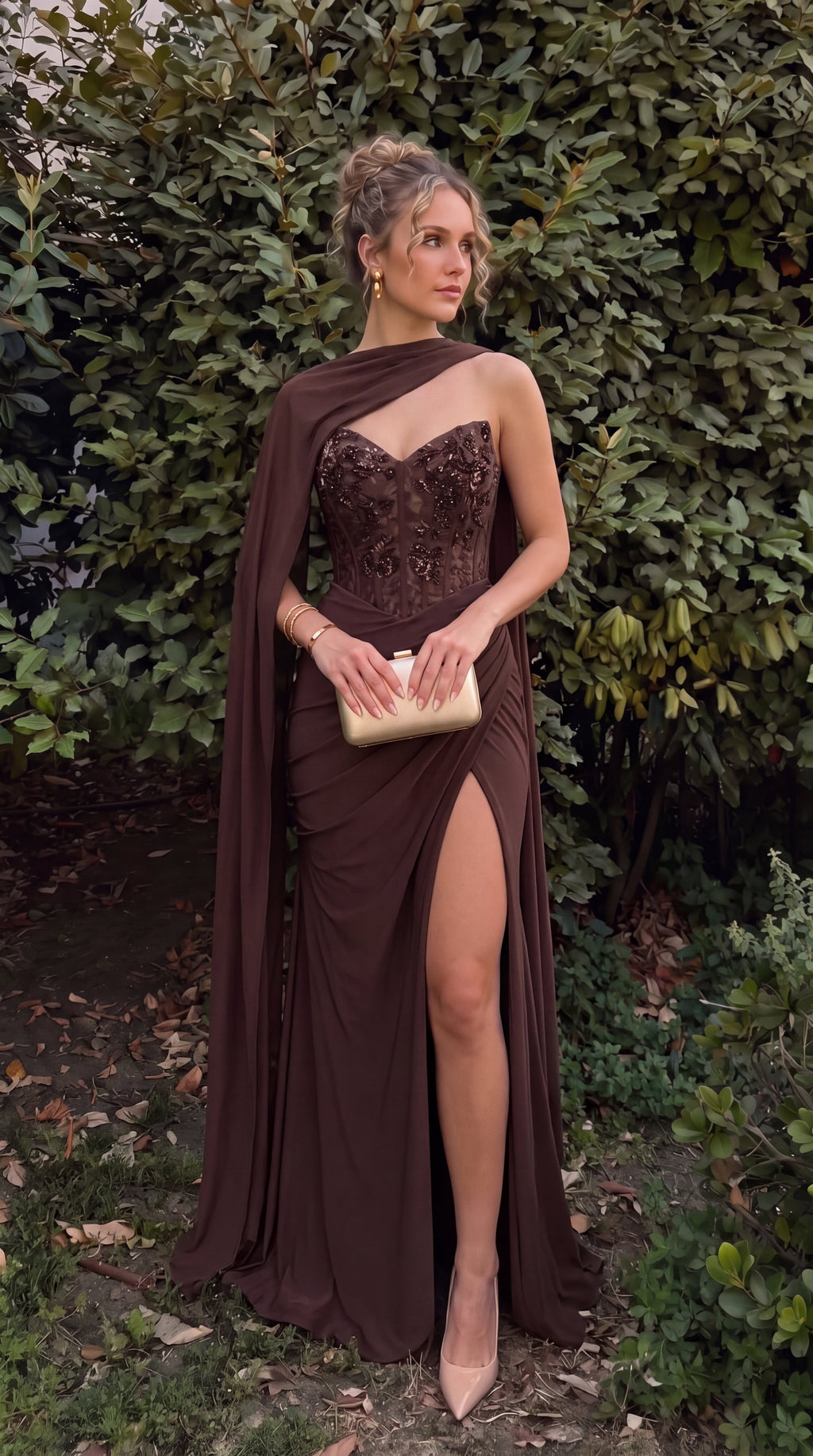 Leonarda™ en marrón, vestido largo drapeado con abertura, abertura en la pierna