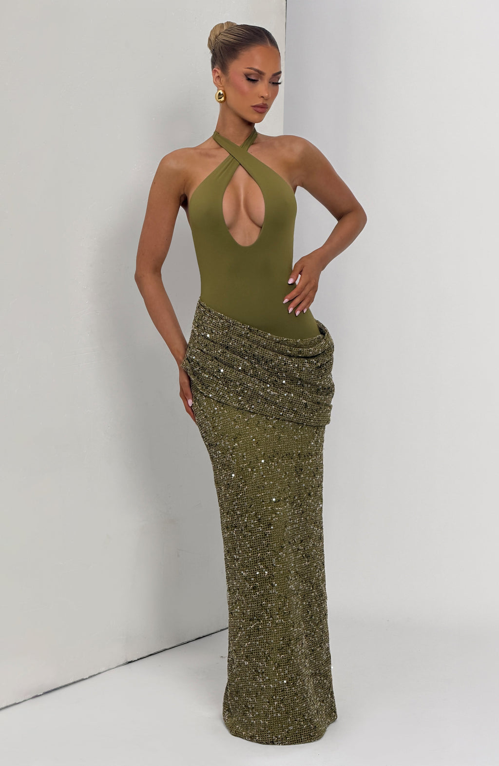 Vestido largo Andrea™ oliva con escote drapeado, foto 9