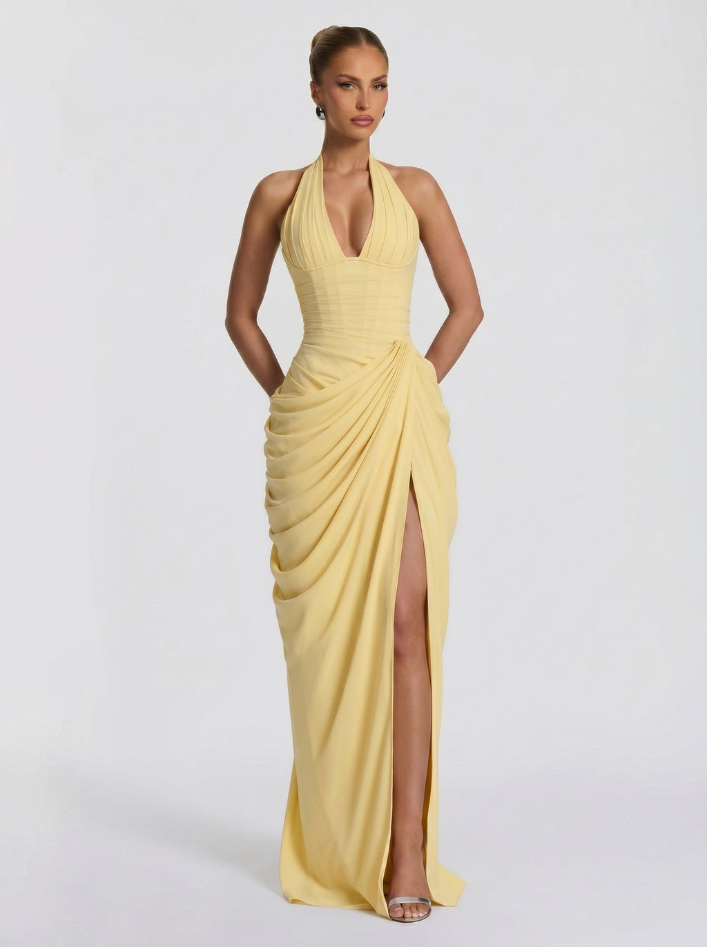 Mujer con el vestido Anna™ amarillo para ir de invitada a una boda, foto 3