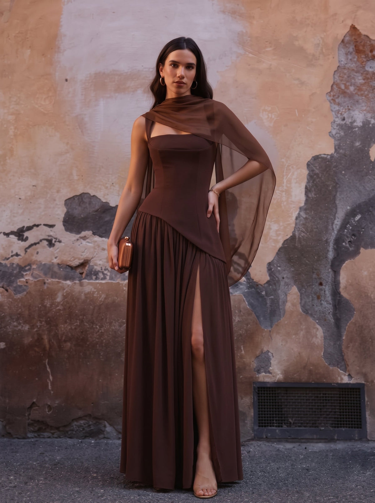Ainara™ en marrón ciruela, vestido largo de crepé y chifón