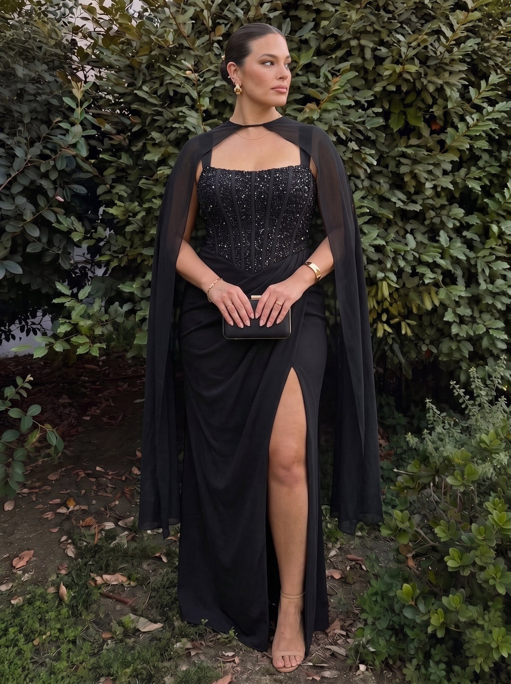 Mujer con el vestido Nai™ negro para tu graduación, foto 3