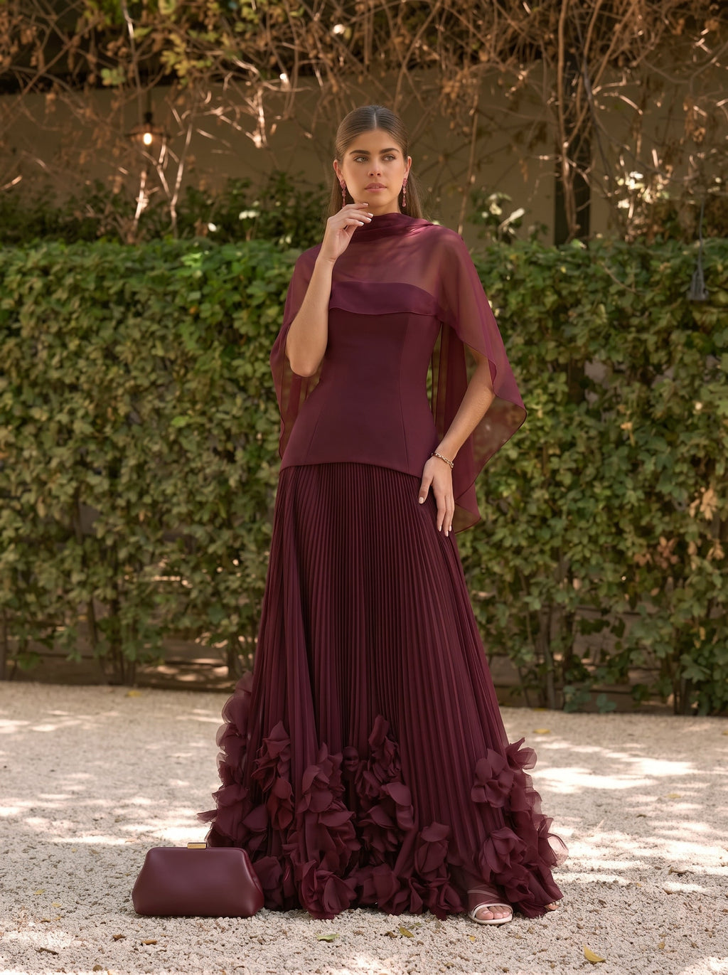 Serena™ en cereza, vestido largo con bordado floral, palabra de honor