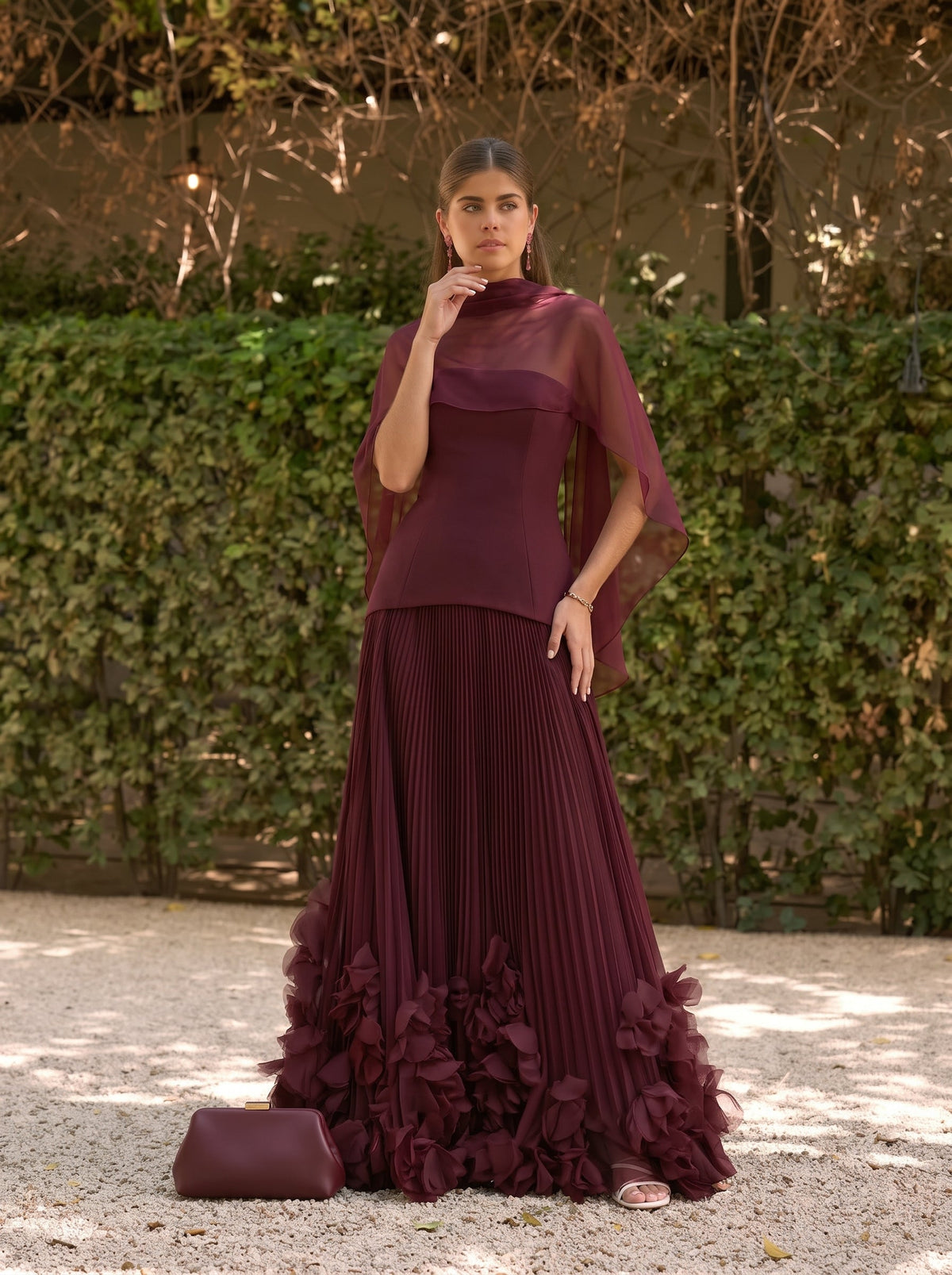 Serena™ en cereza, vestido largo con bordado floral, palabra de honor
