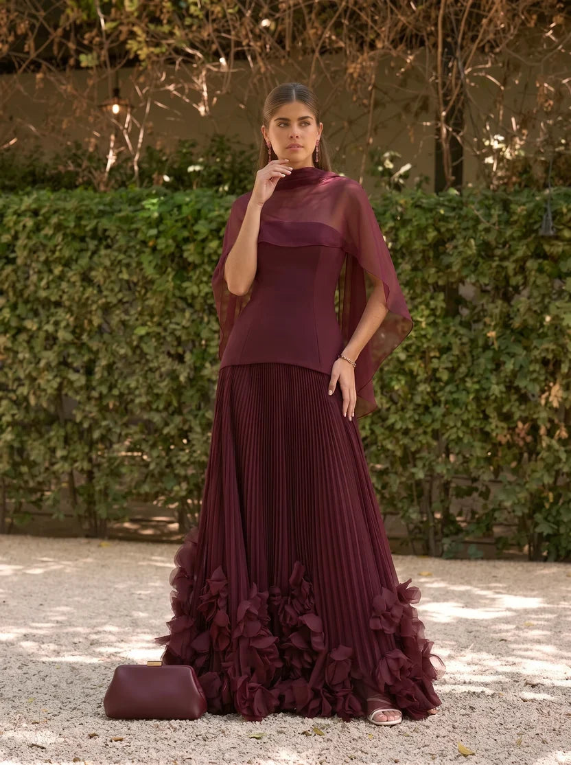 Mujer con estola de organza burdeos Nerea™ para una boda, foto 3