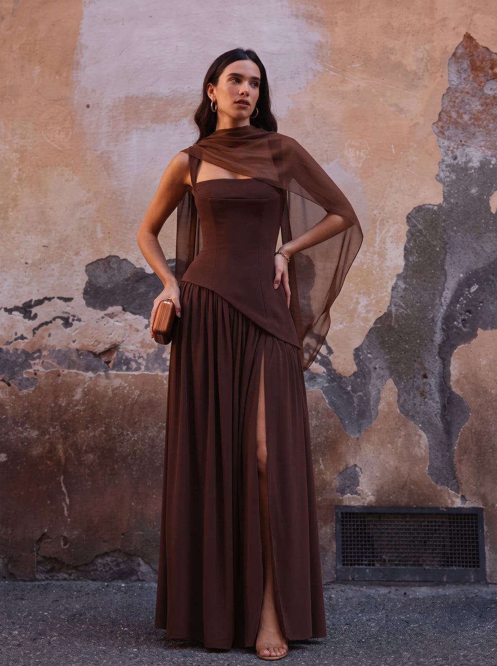 Mujer con el vestido Ainara™ marrón ciruela para ir de invitada a una boda, foto 3