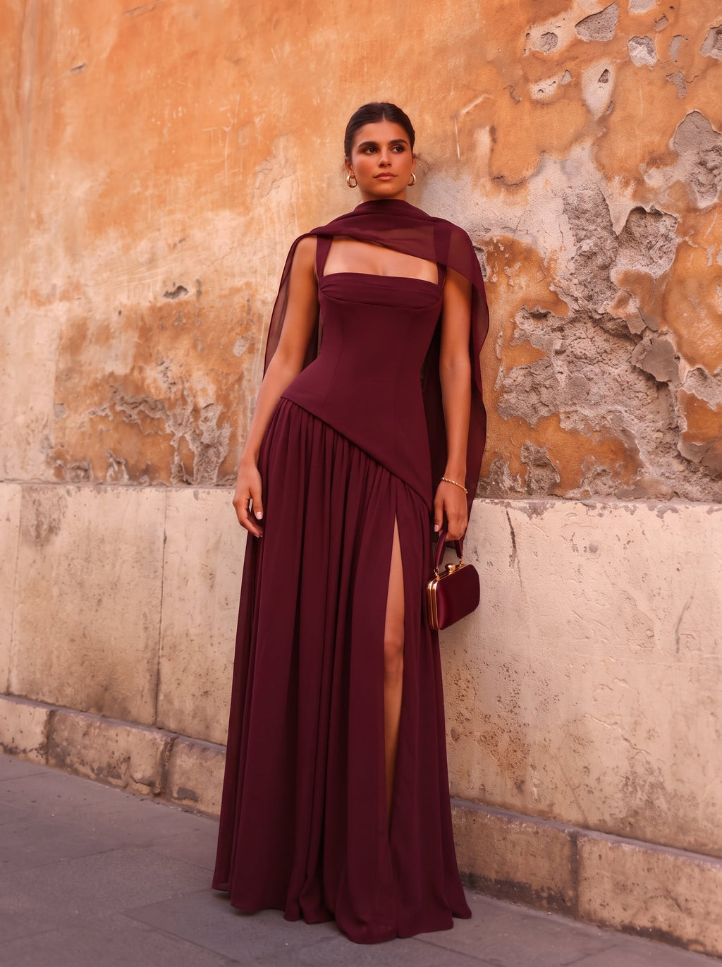 Ainara™ en cereza, vestido largo de crepé y chifón