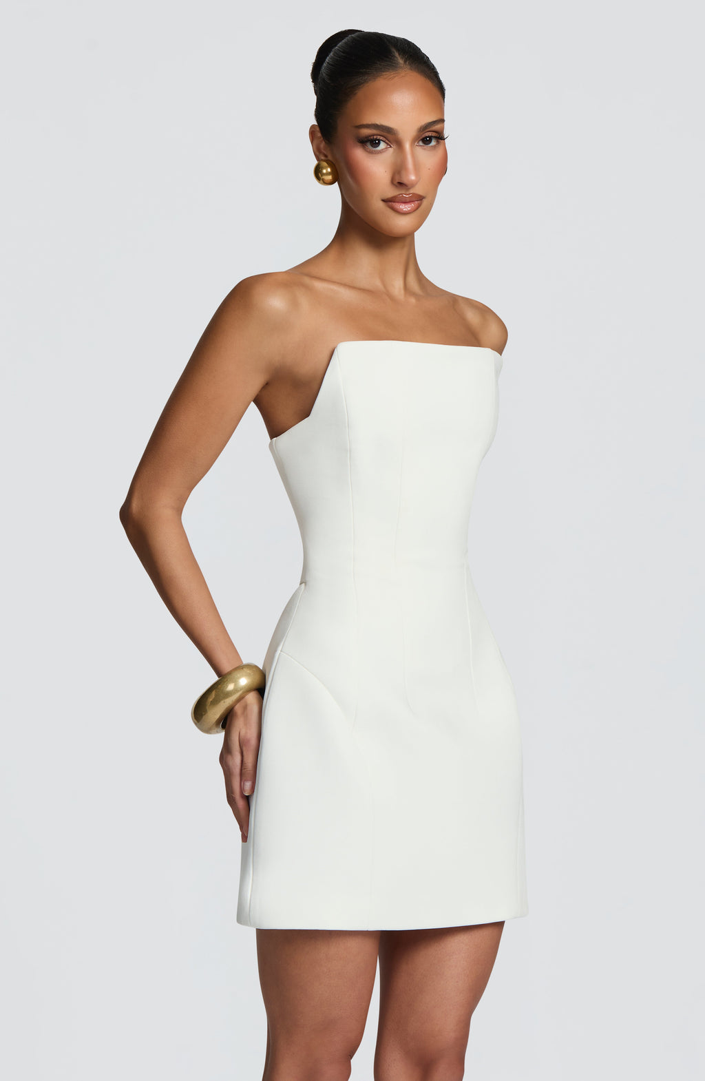 Mujer con el vestido Candela™ marfil para una preboda, foto 3