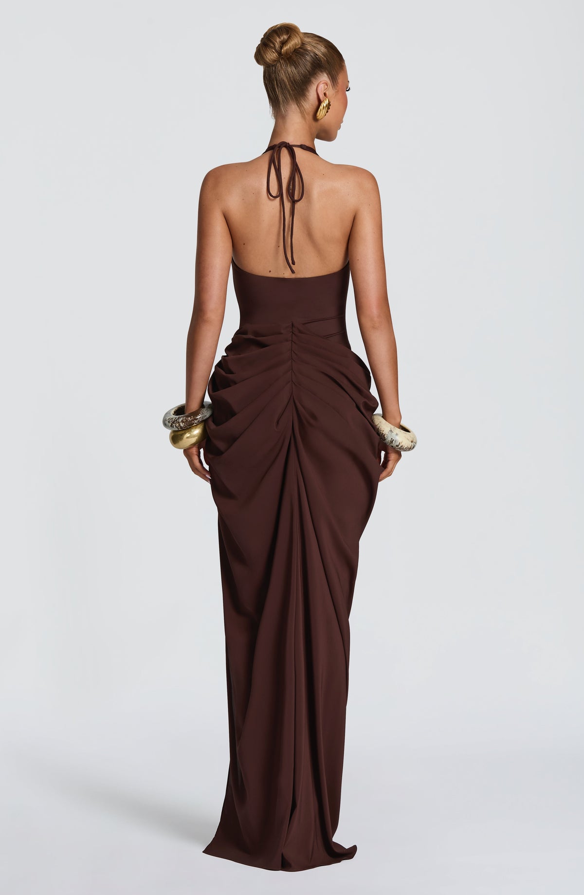 Adela™ en ciruela, vestido largo cruzado, cuello halter