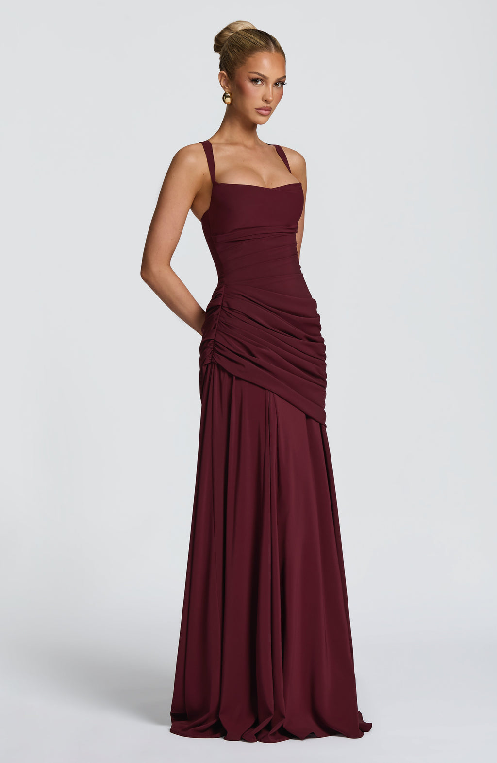 Mujer con el vestido Sara™ cereza para ir de invitada a una boda, foto 3