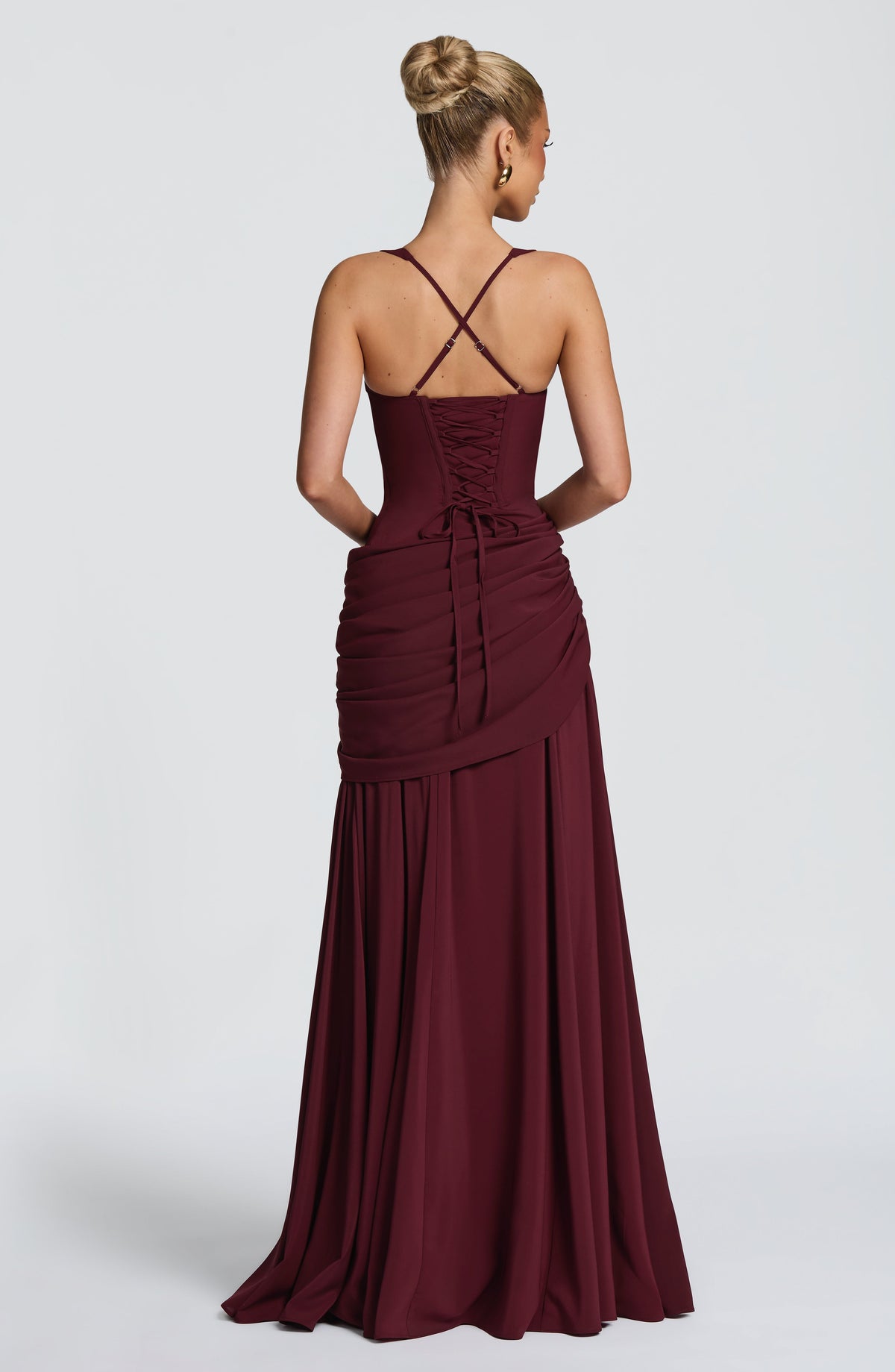 Sara™ en cereza, vestido largo de chifón, con corsé