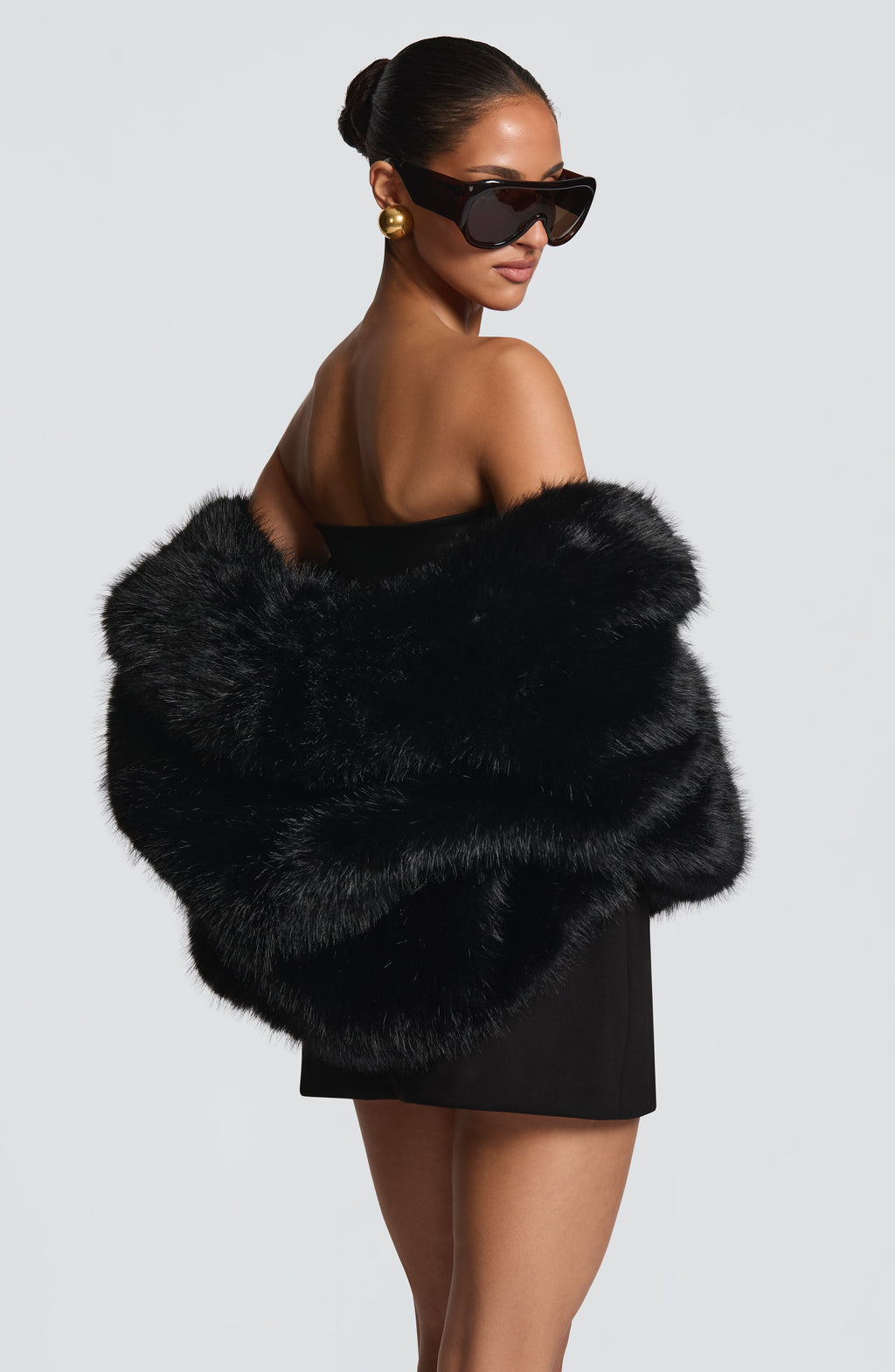 Minerva™ - Abrigo Corto con Cuello Chal Negro