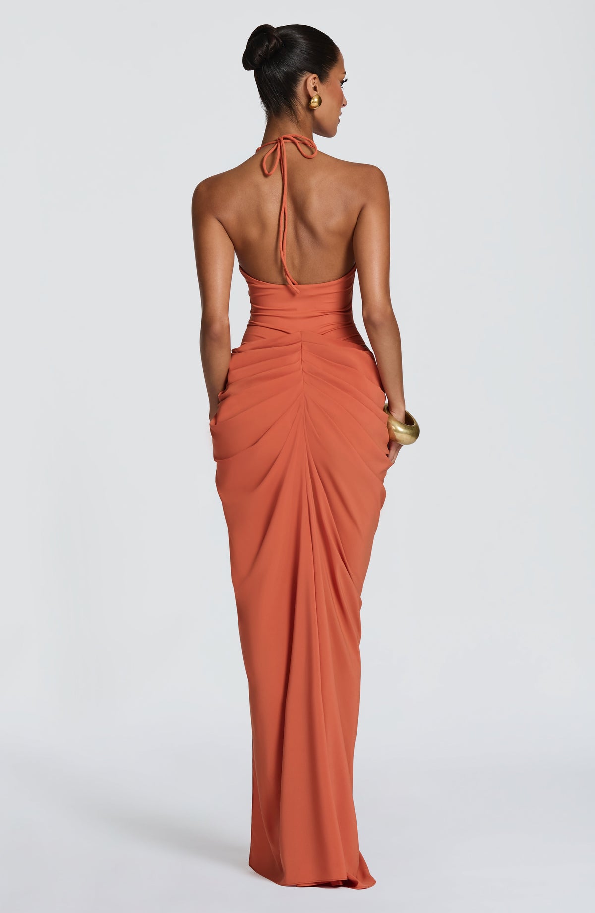 Adela™ en naranja, vestido largo cruzado, cuello halter