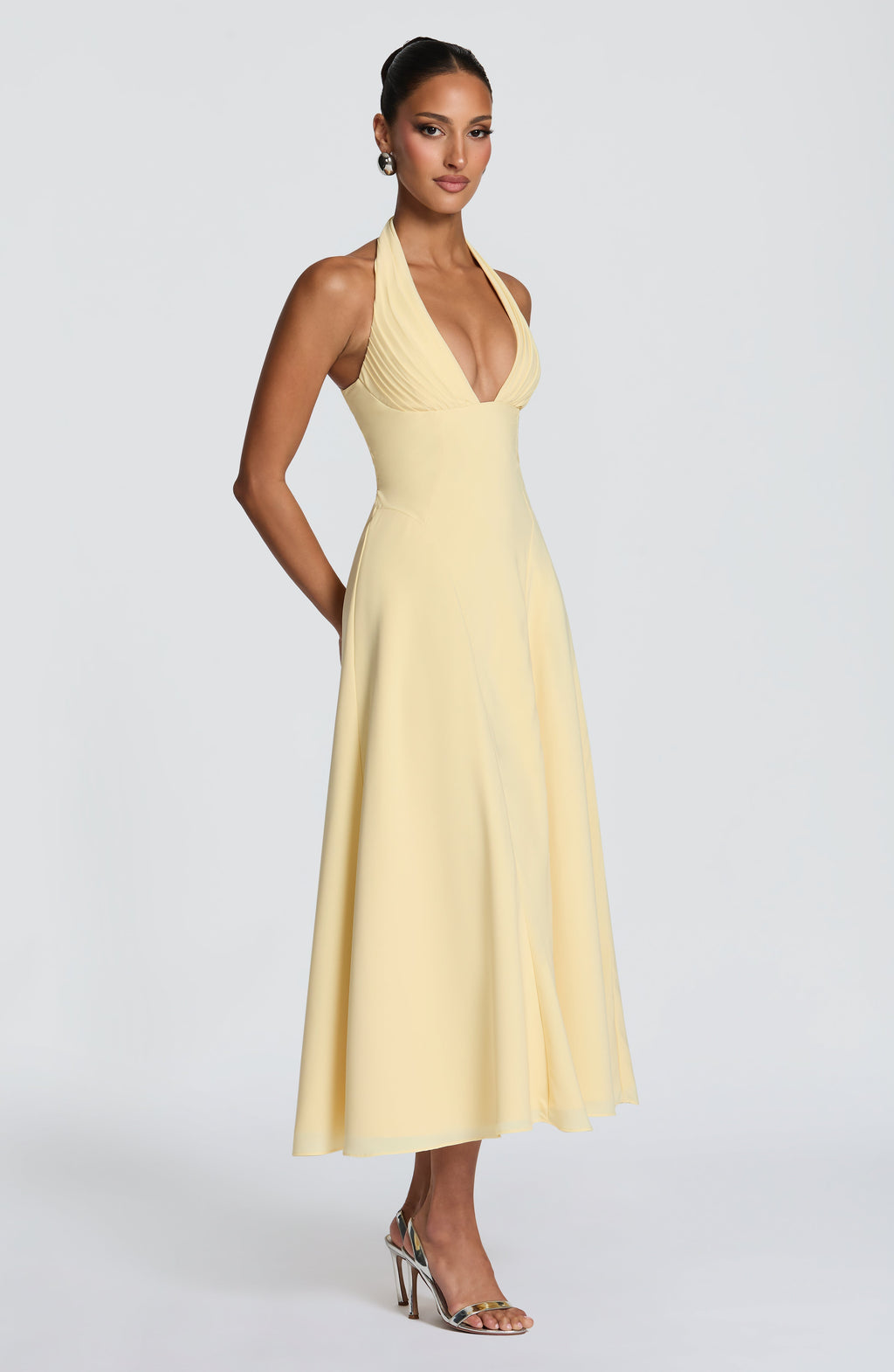 Mujer con el vestido Helena™ amarillo limón para ir de invitada a una boda, foto 3