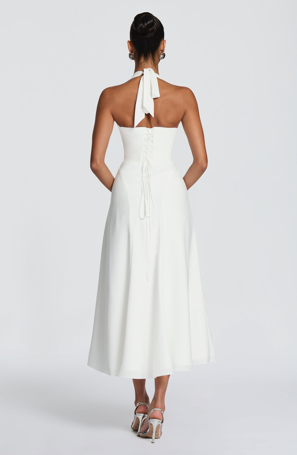 Mujer con el vestido Helena™ marfil para una preboda, foto 3