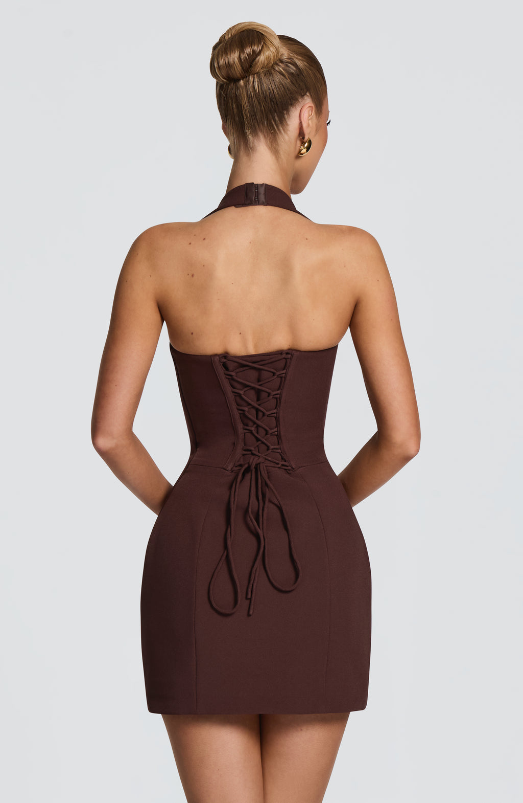 Mujer con el vestido Charlotte™ marrón ciruela para ir de invitada a una boda, foto 3