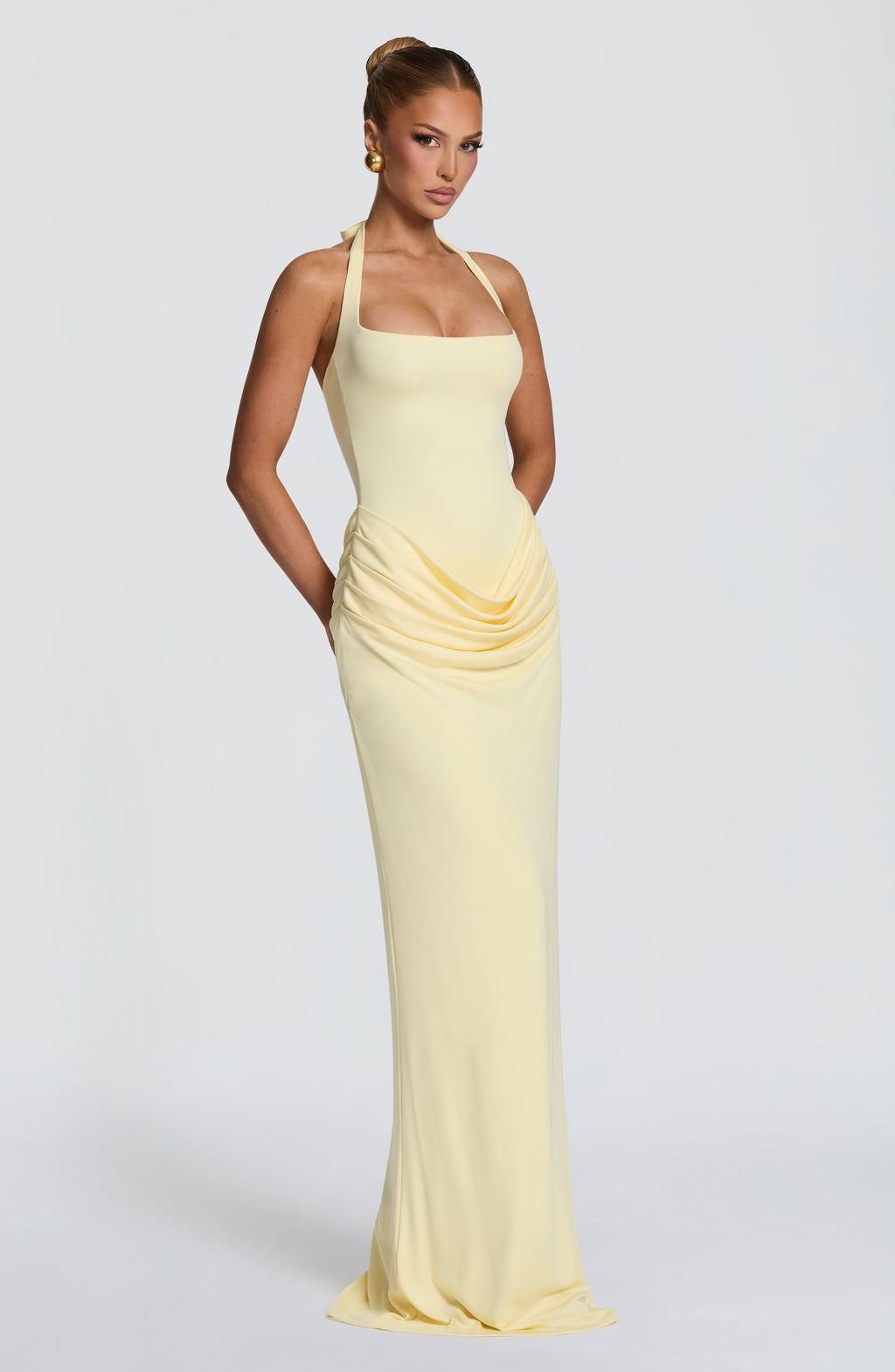 Mujer con el vestido Sonia™ amarillo limón para una fiesta, foto 3