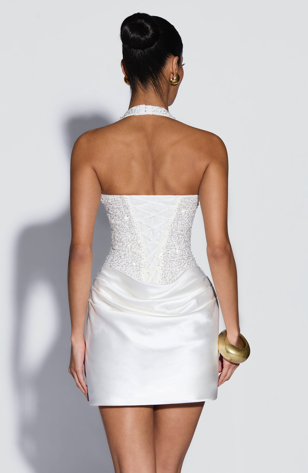 Adriana™ en marfil, vestido corto bordado, con corsé