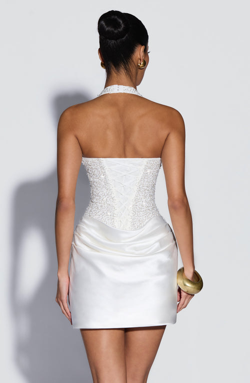 Adriana™ en marfil, vestido corto bordado, con corsé