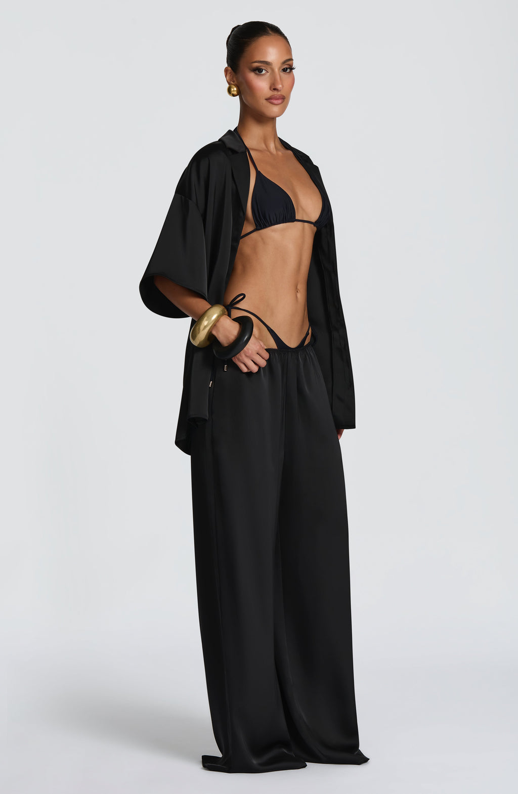 Mujer con pantalón palazzo de satén negro Soraya™ para una fiesta, foto 3