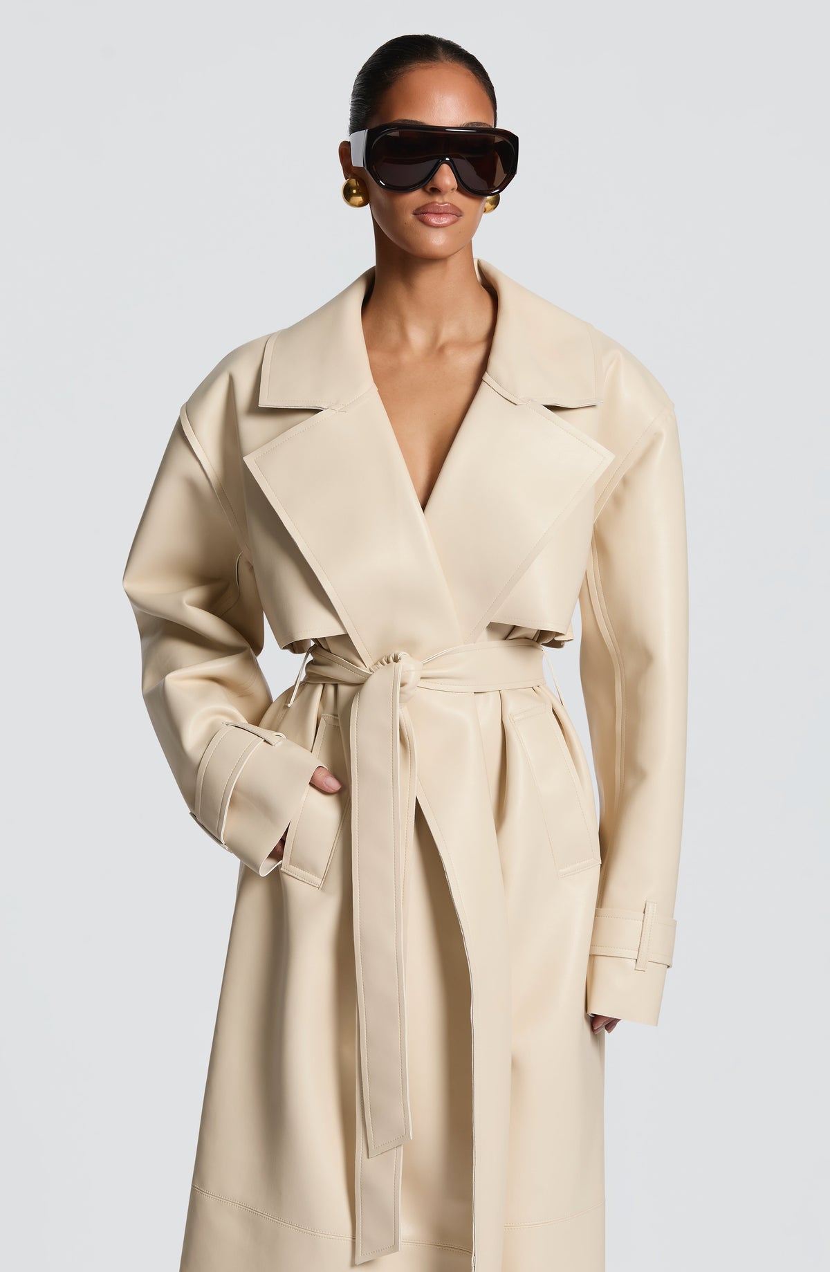 Cayetana™ - Gabardina Larga de Polipiel Crema