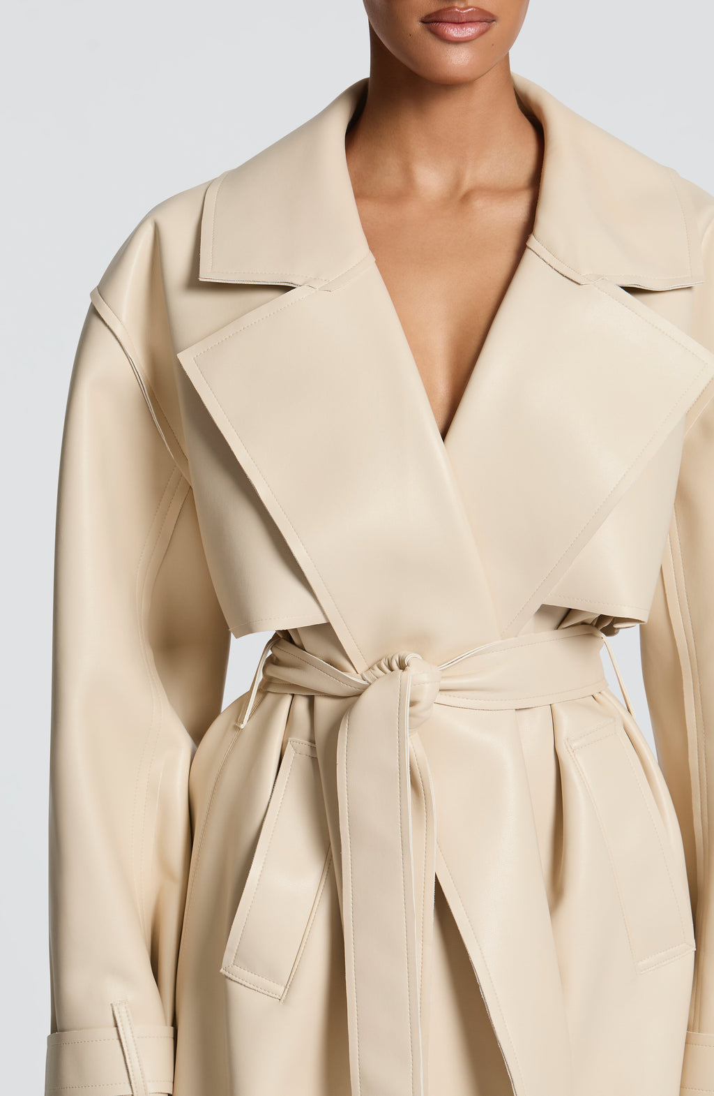 Cayetana™ - Gabardina Larga de Polipiel Crema