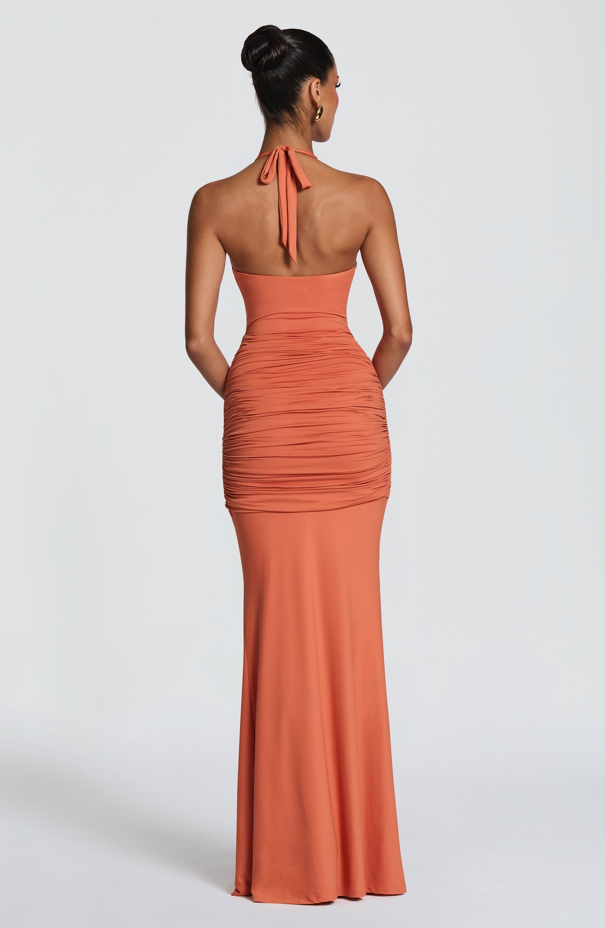 Aitana™ en naranja, vestido largo con herrajes, cuello halter