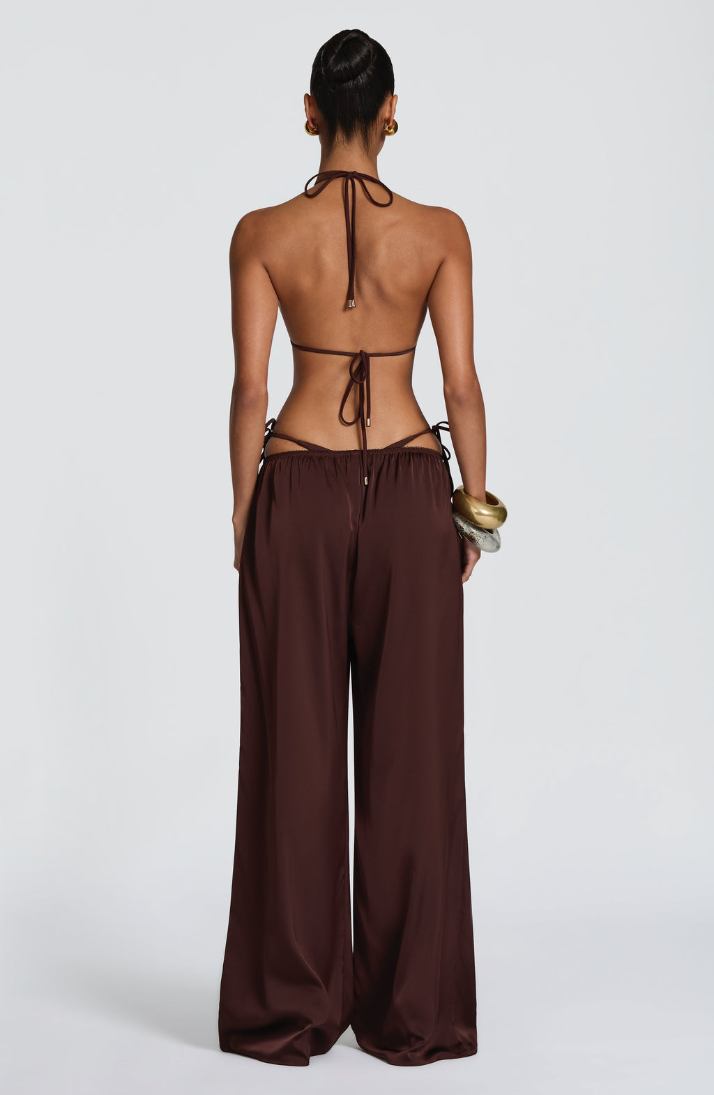 Mujer con pantalón palazzo de satén ciruela Soraya™ para una fiesta, foto 3