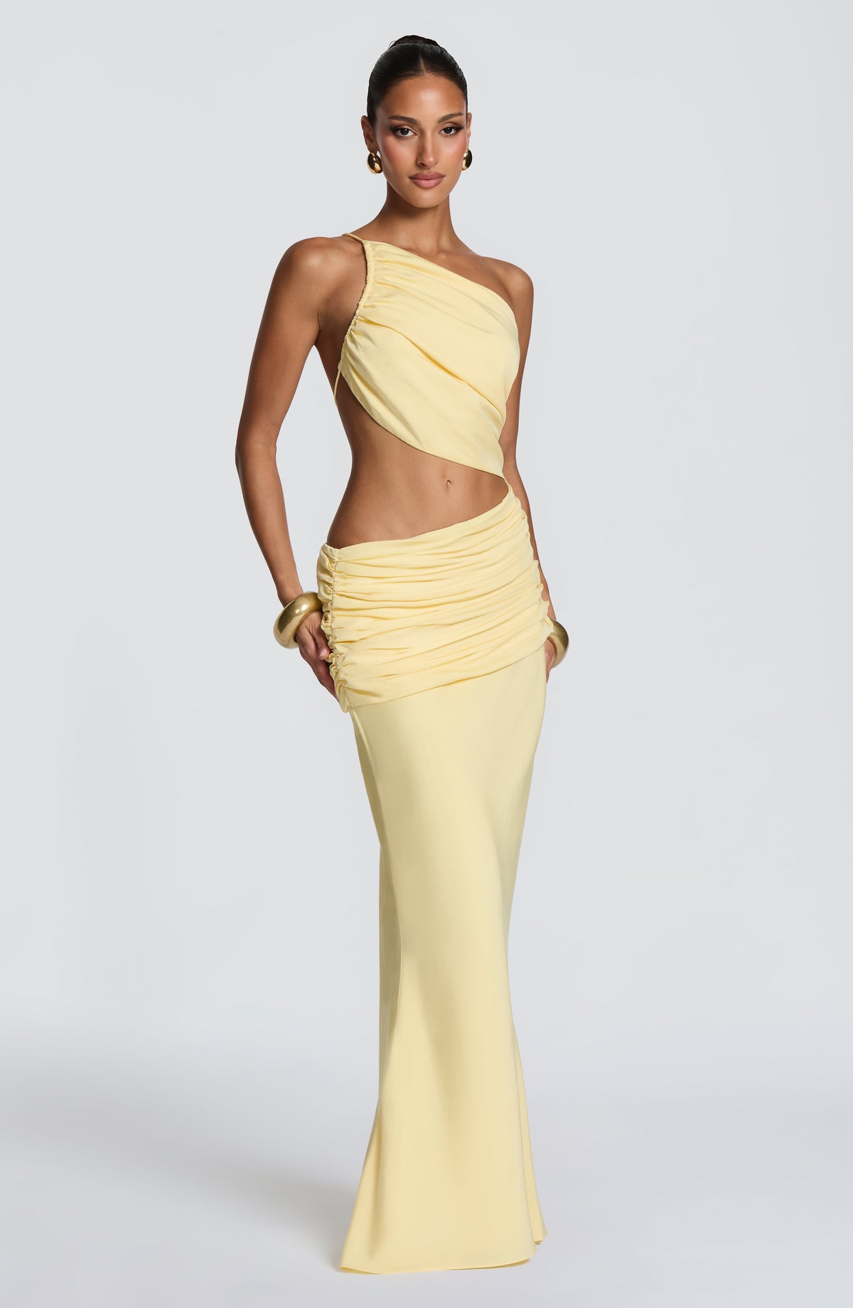 Mujer con el vestido Marina™ amarillo limón para una fiesta, foto 3