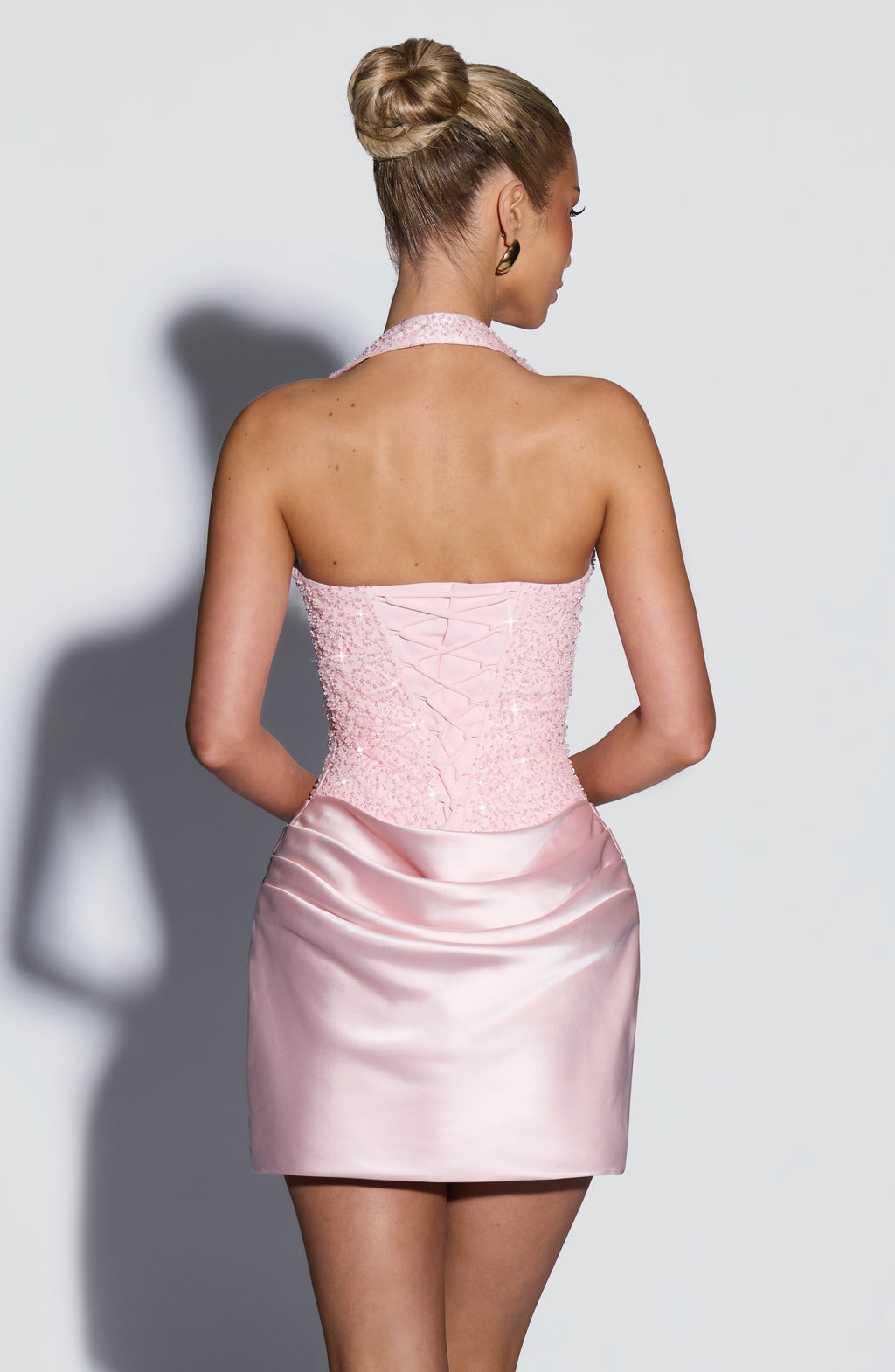 Nuria™ en rosa, vestido corto con pedrería, con corsé