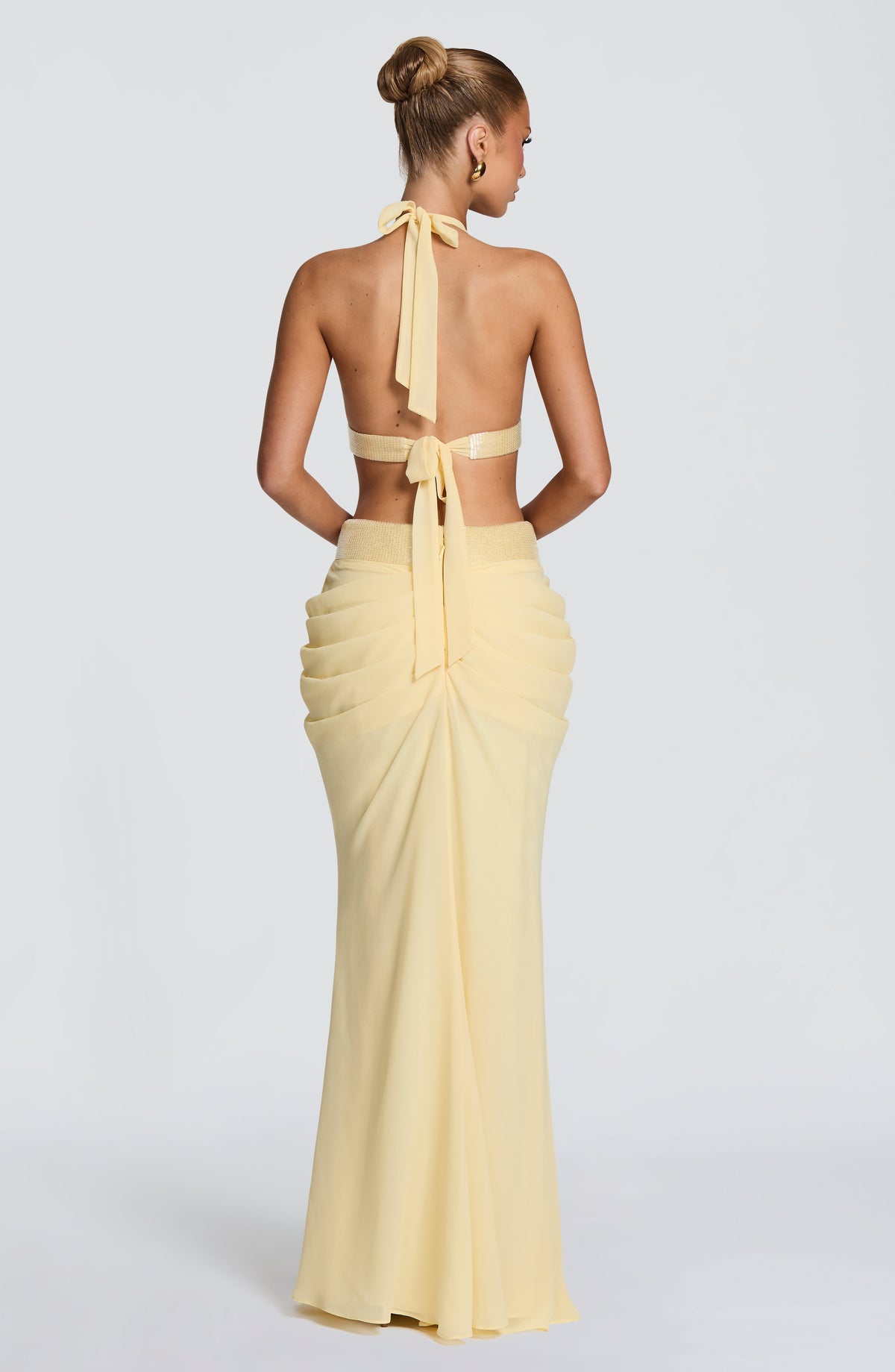 Mujer con el vestido Sofía™ amarillo limón para ir de invitada a una boda, foto 3