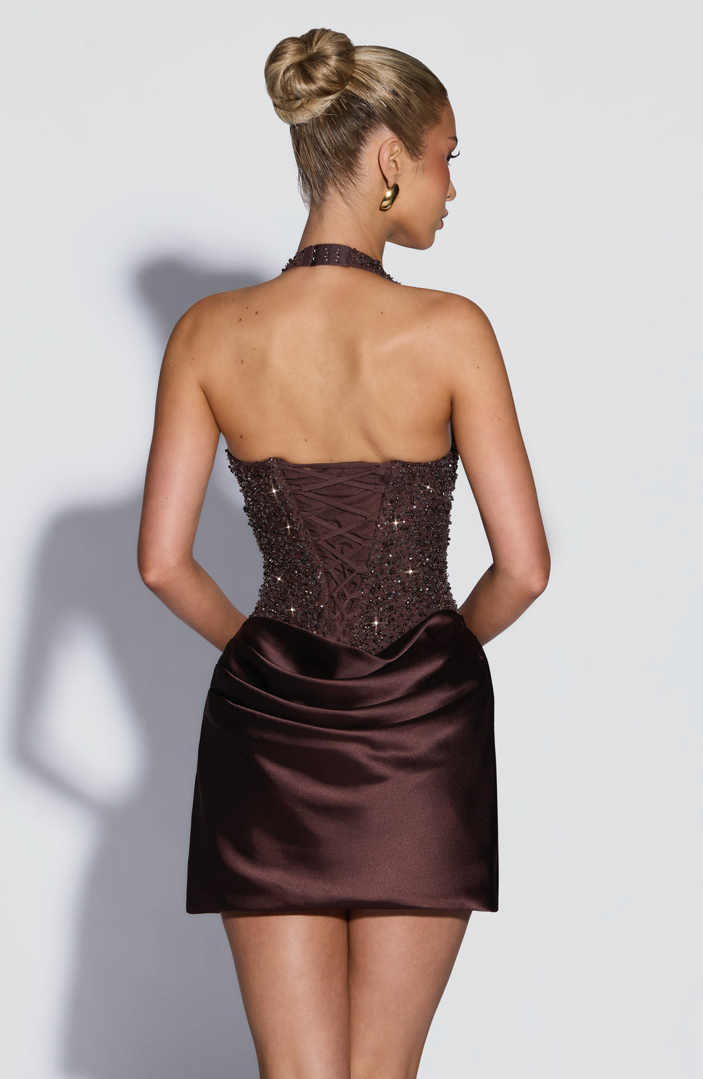 Adriana™ en ciruela, vestido corto bordado, con corsé