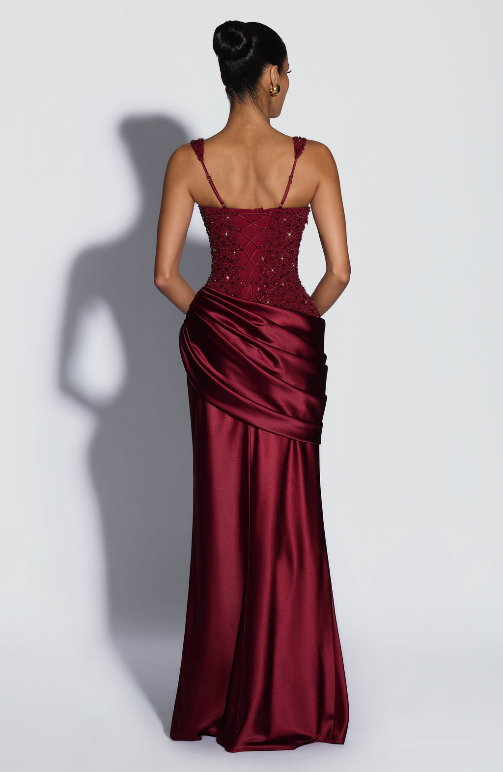 Alejandra™ en burdeos, vestido largo de satén, con corsé