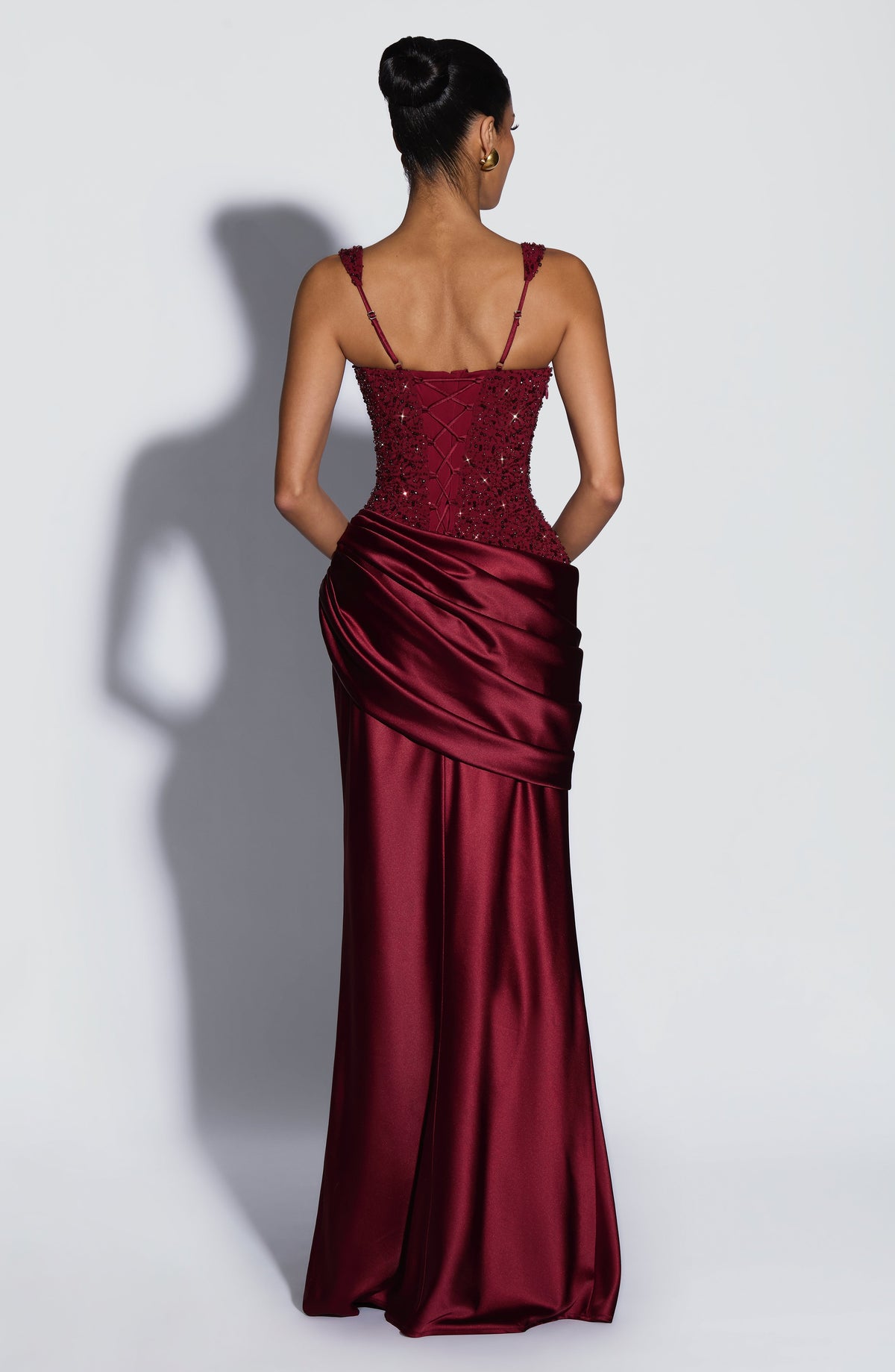 Alejandra™ en burdeos, vestido largo de satén, con corsé