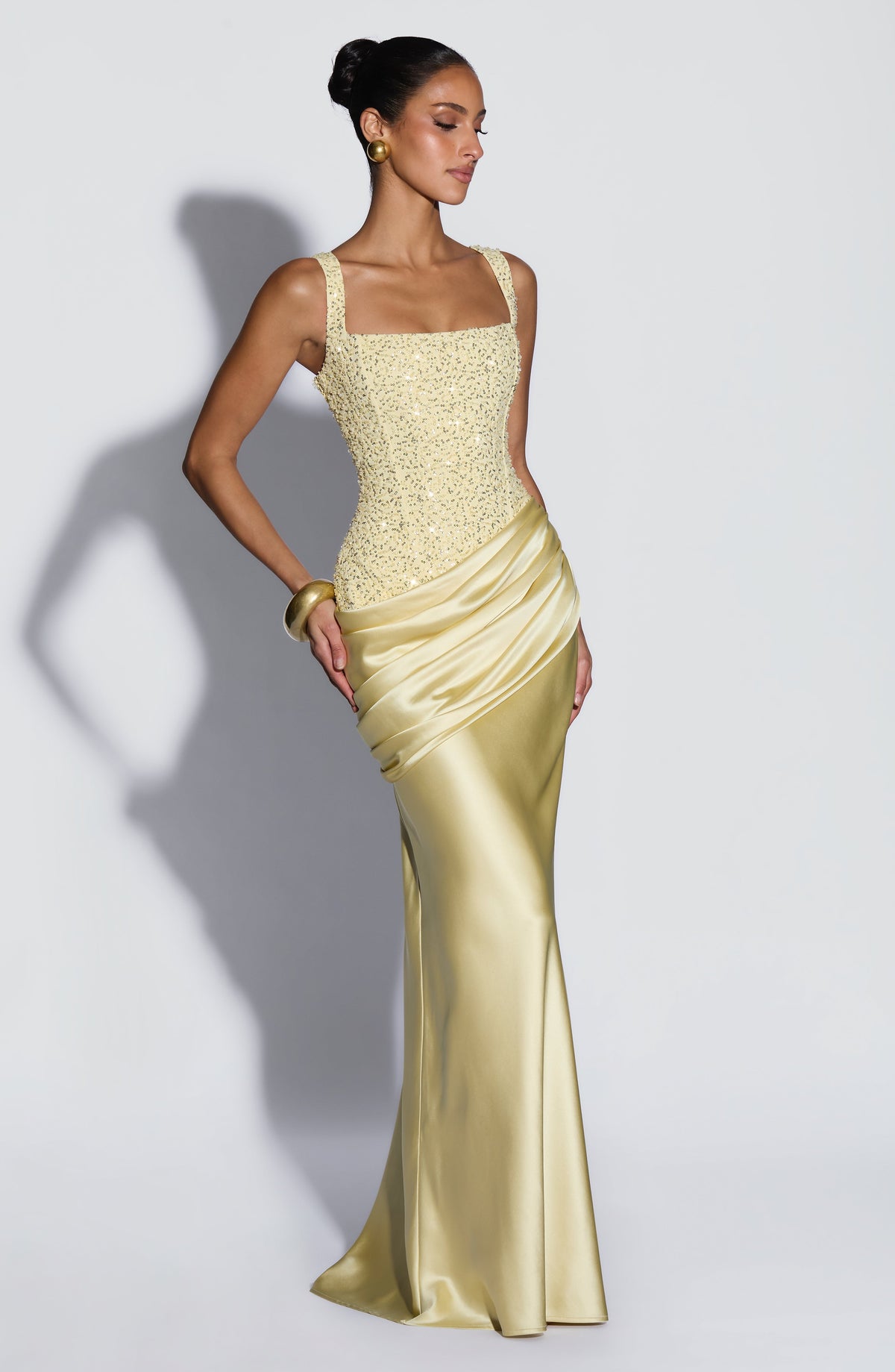 Mujer con el vestido Alejandra™ amarillo limón para tu graduación, foto 3